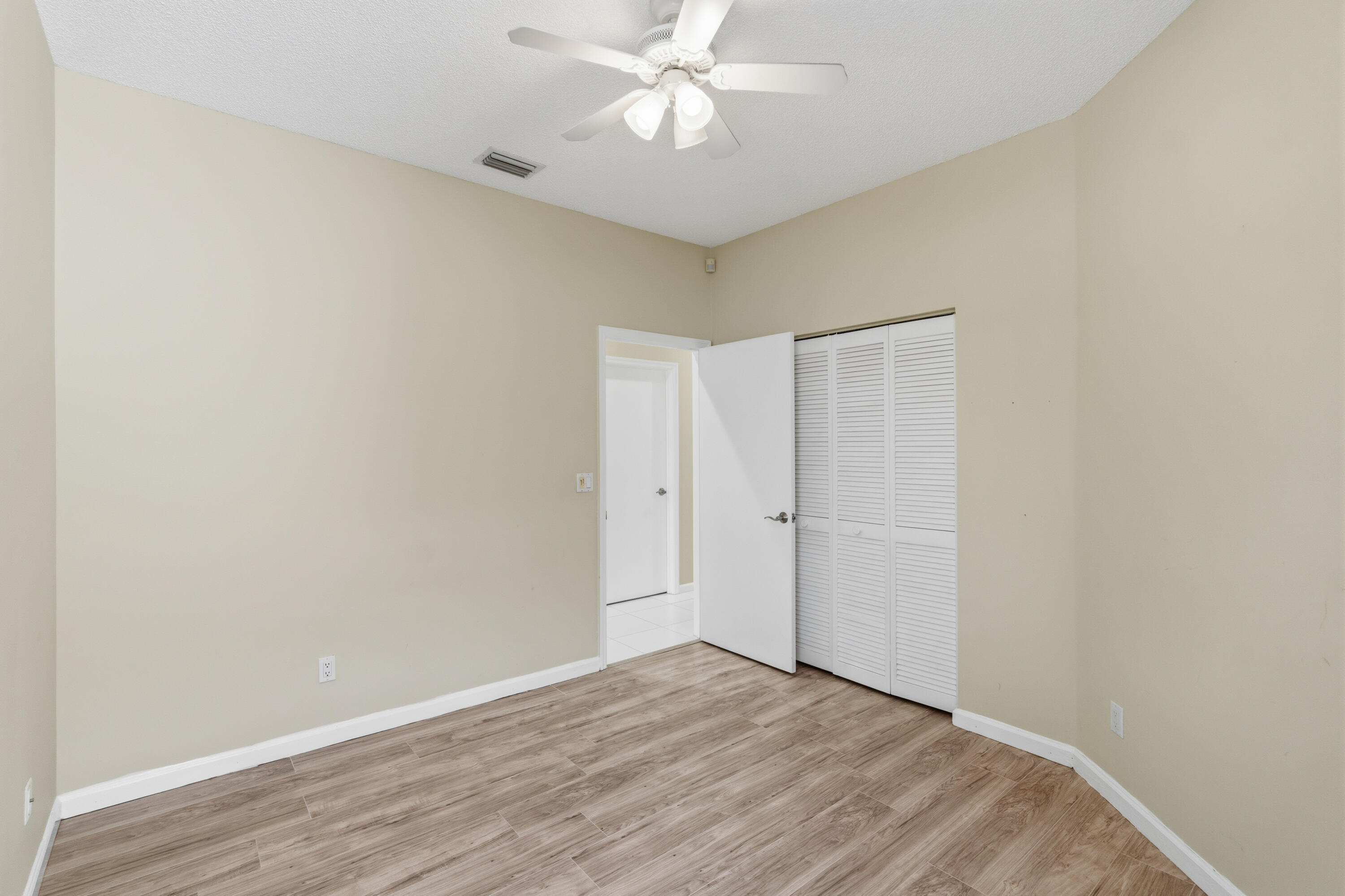 HOLLYWOOD LAKES COUNTRY CLUB AND - Residential