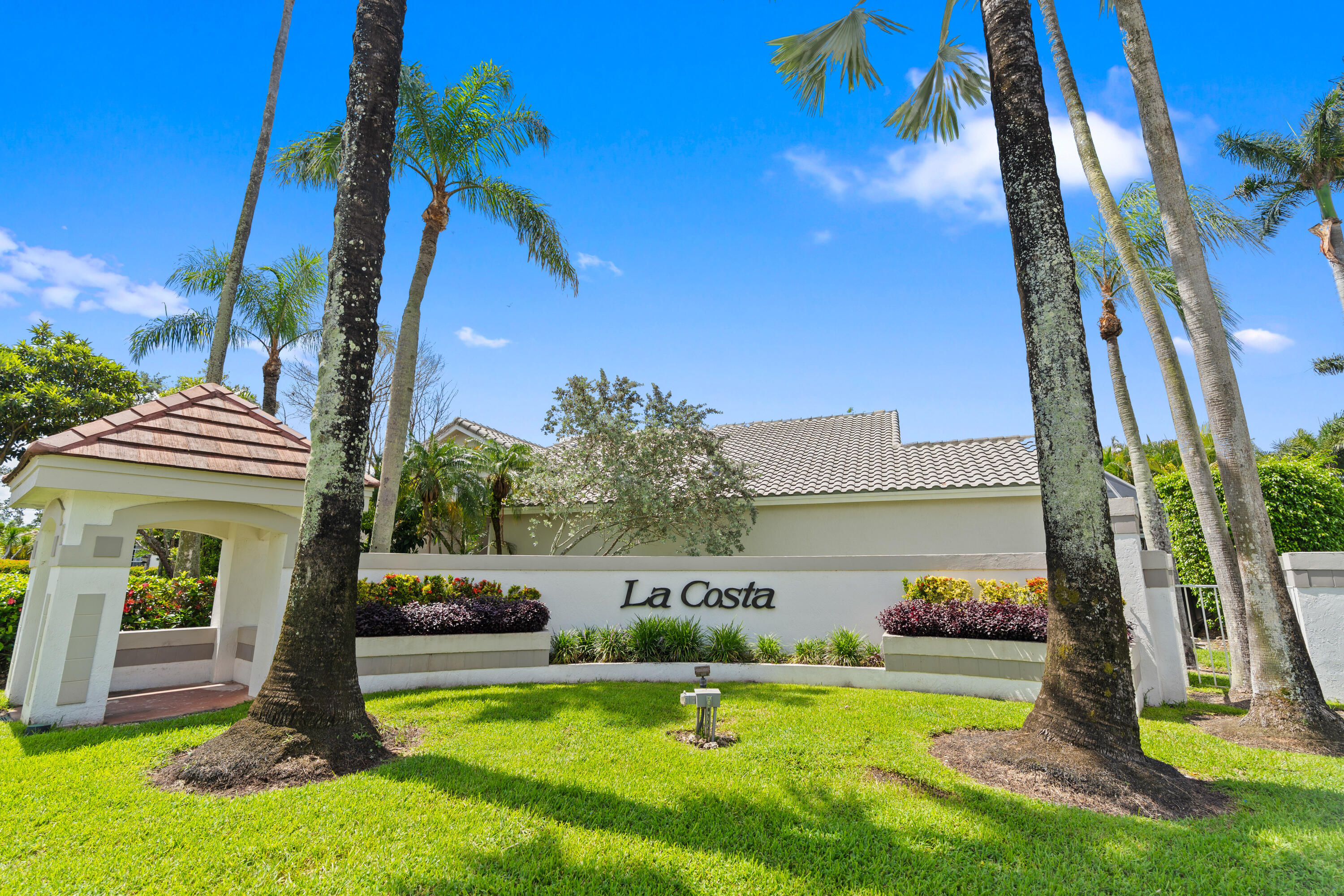 HOLLYWOOD LAKES COUNTRY CLUB AND - Residential