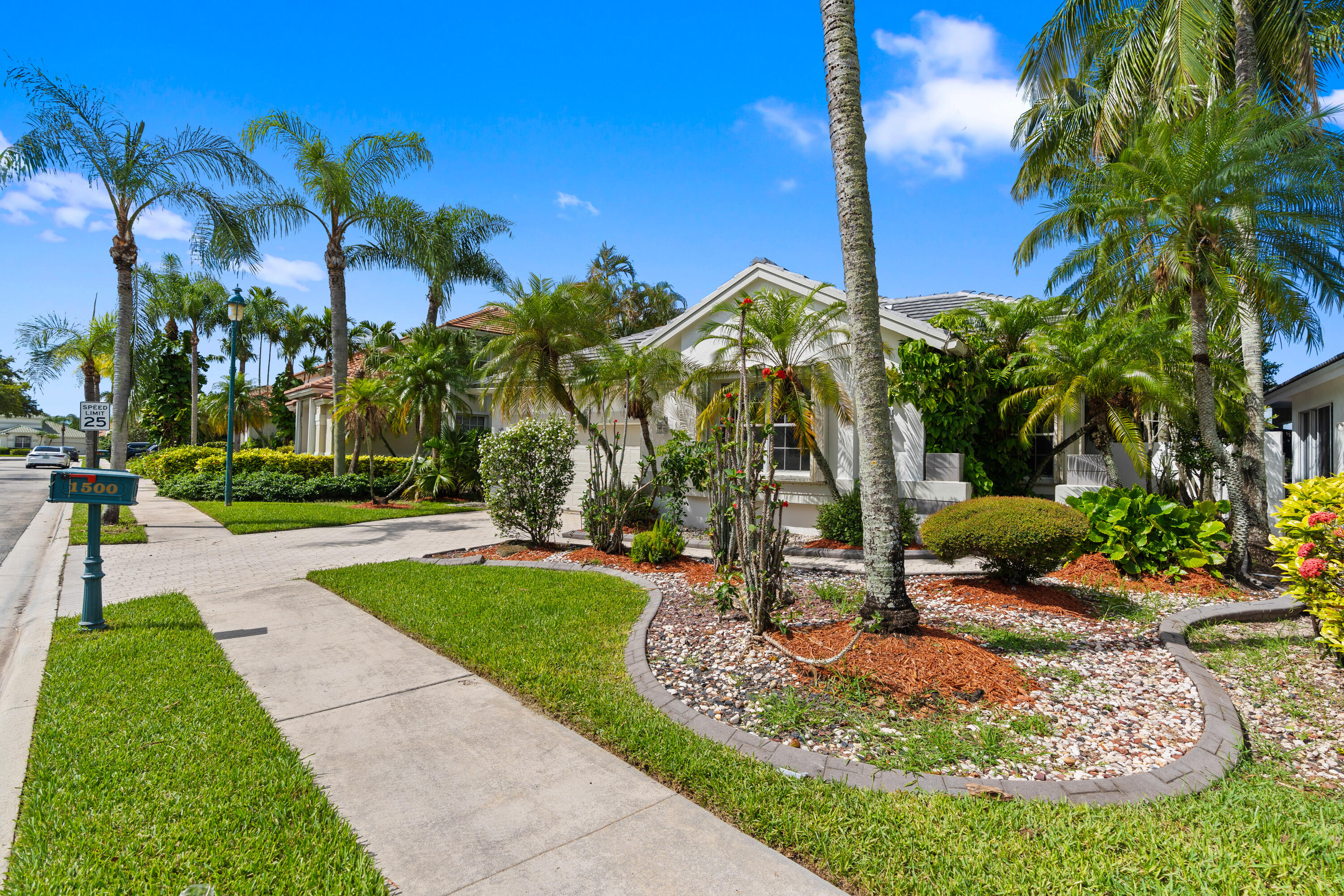 HOLLYWOOD LAKES COUNTRY CLUB AND - Residential