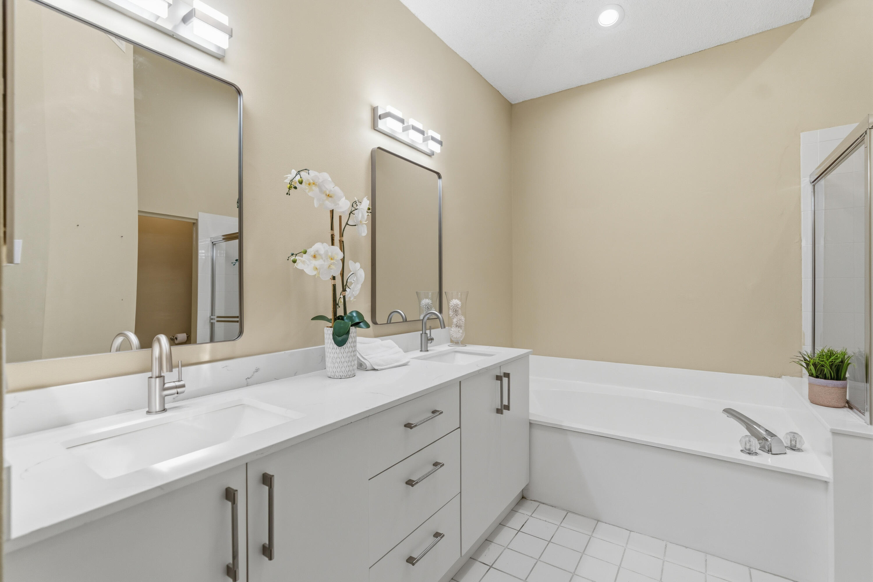 HOLLYWOOD LAKES COUNTRY CLUB AND - Residential