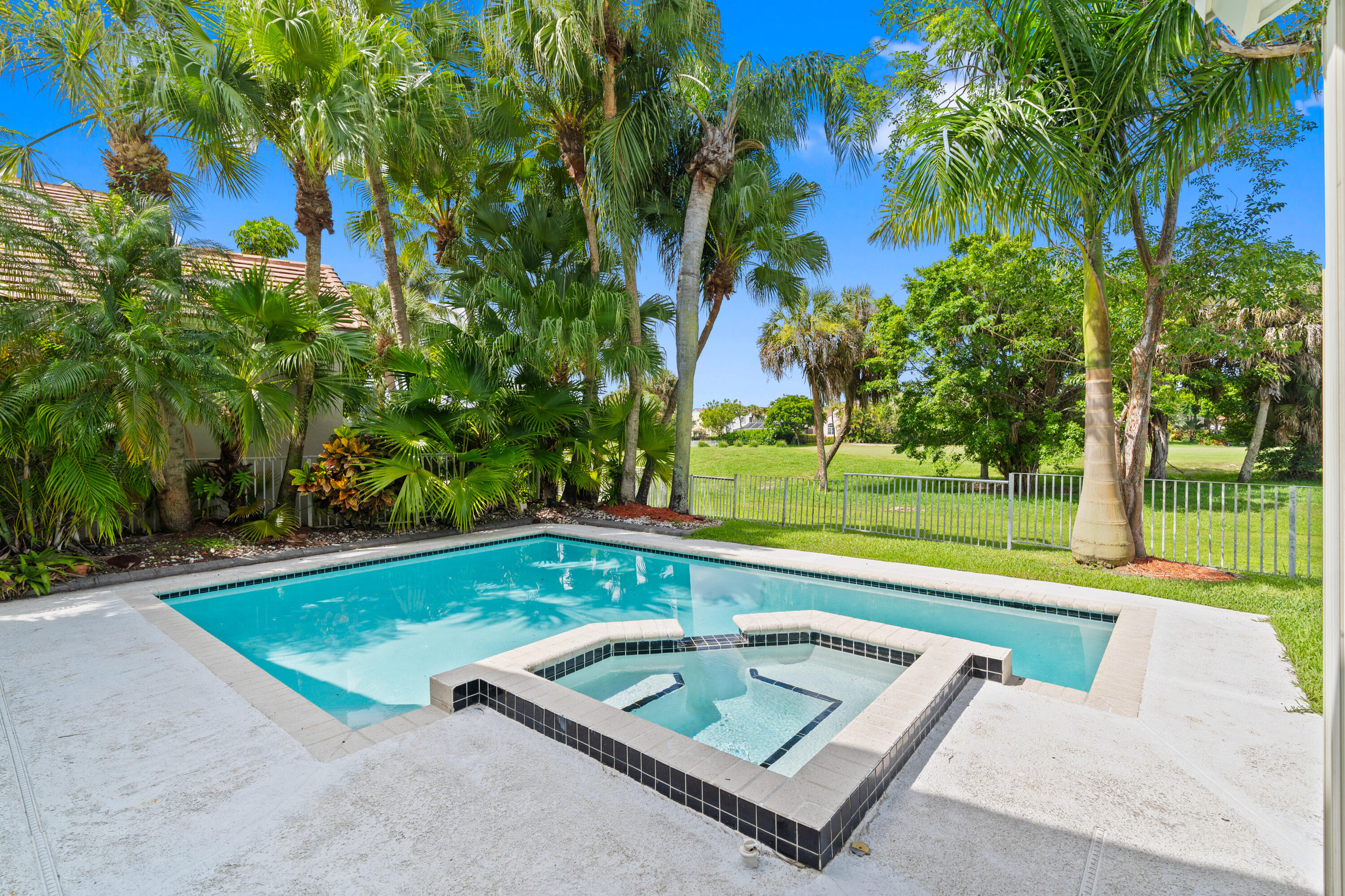 HOLLYWOOD LAKES COUNTRY CLUB AND - Residential