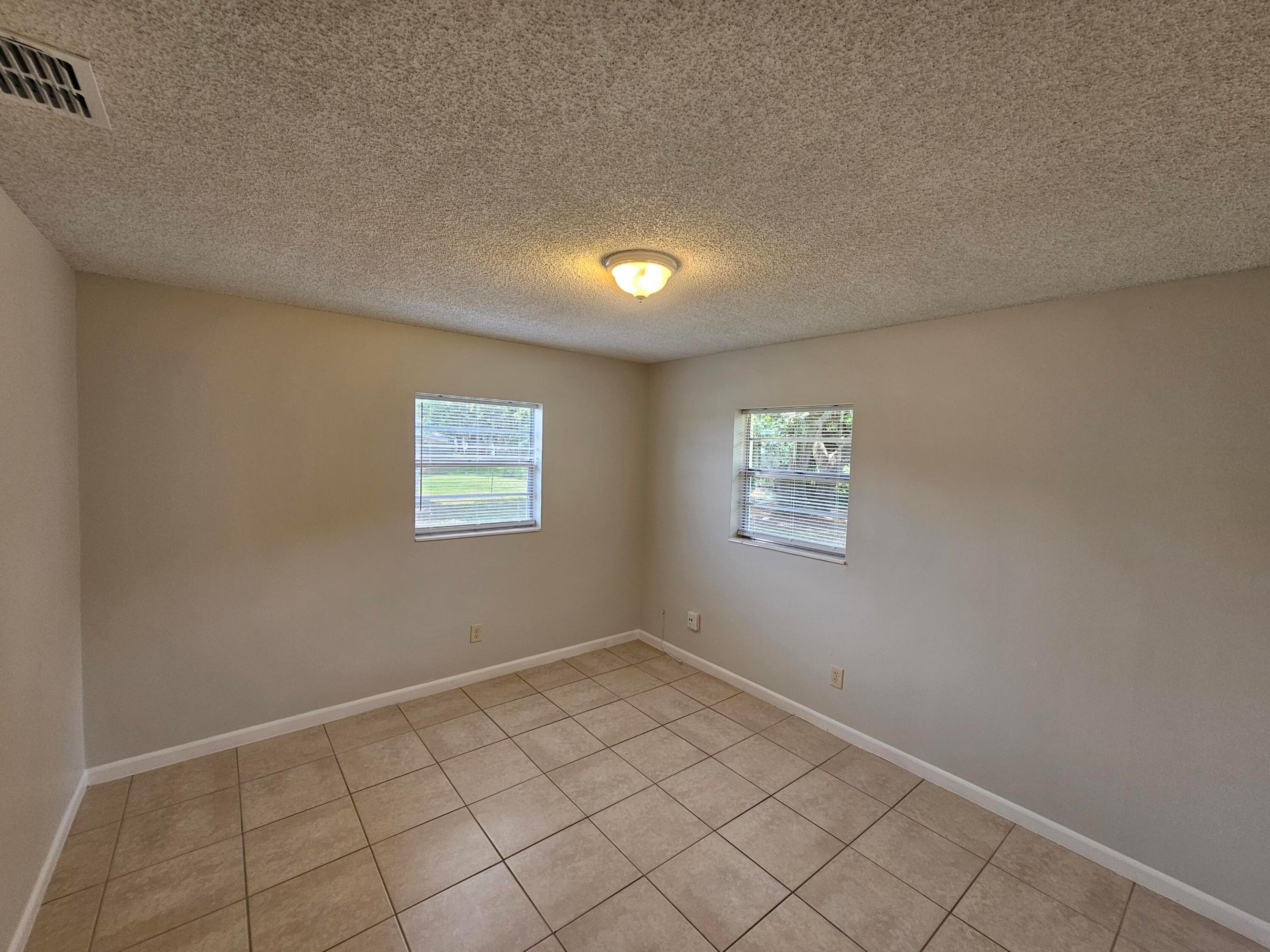 SAN LUCIE PLAZA SUBDIVISION UNIT 1 - Residential Lease