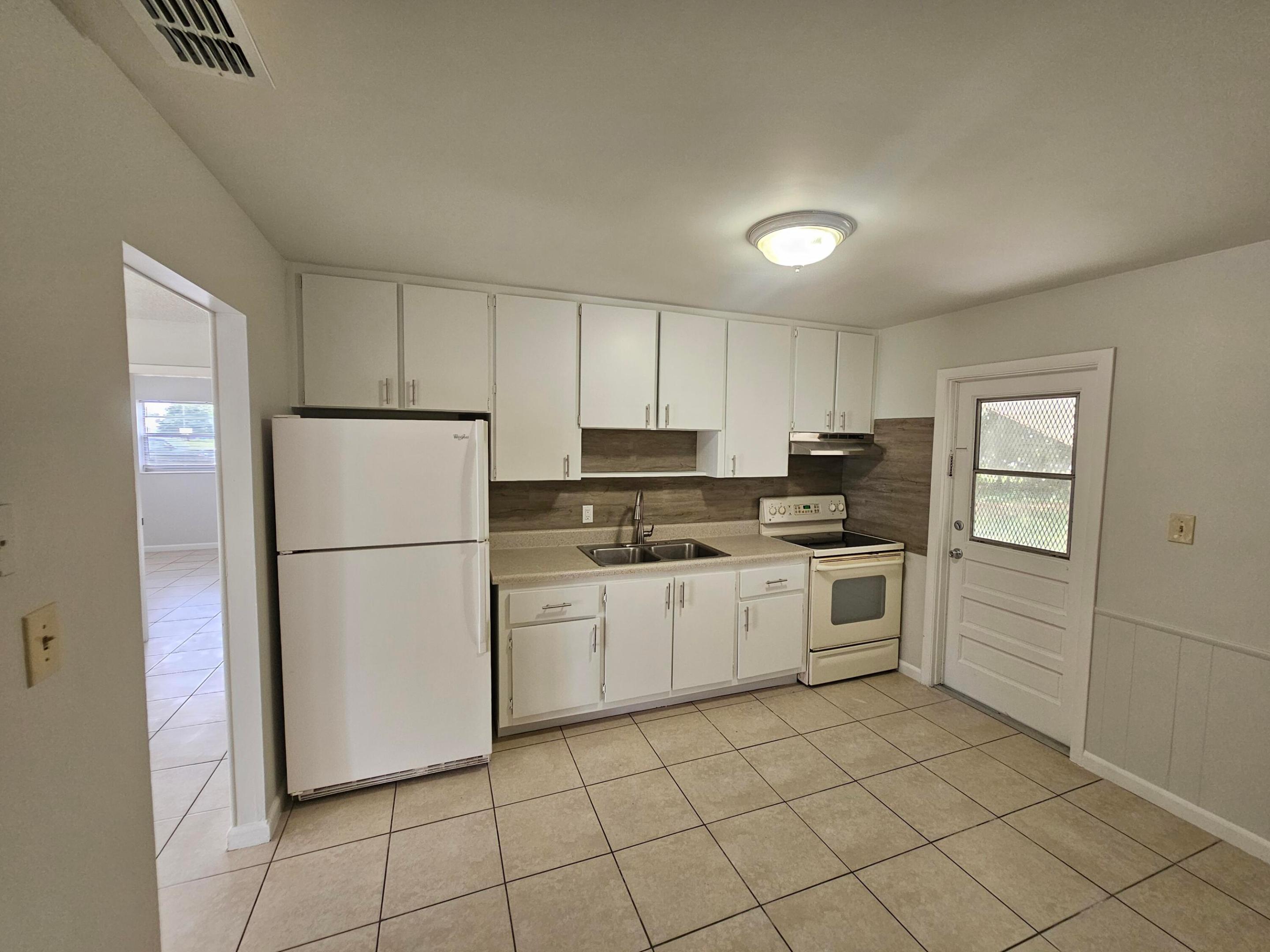 SAN LUCIE PLAZA SUBDIVISION UNIT 1 - Residential Lease