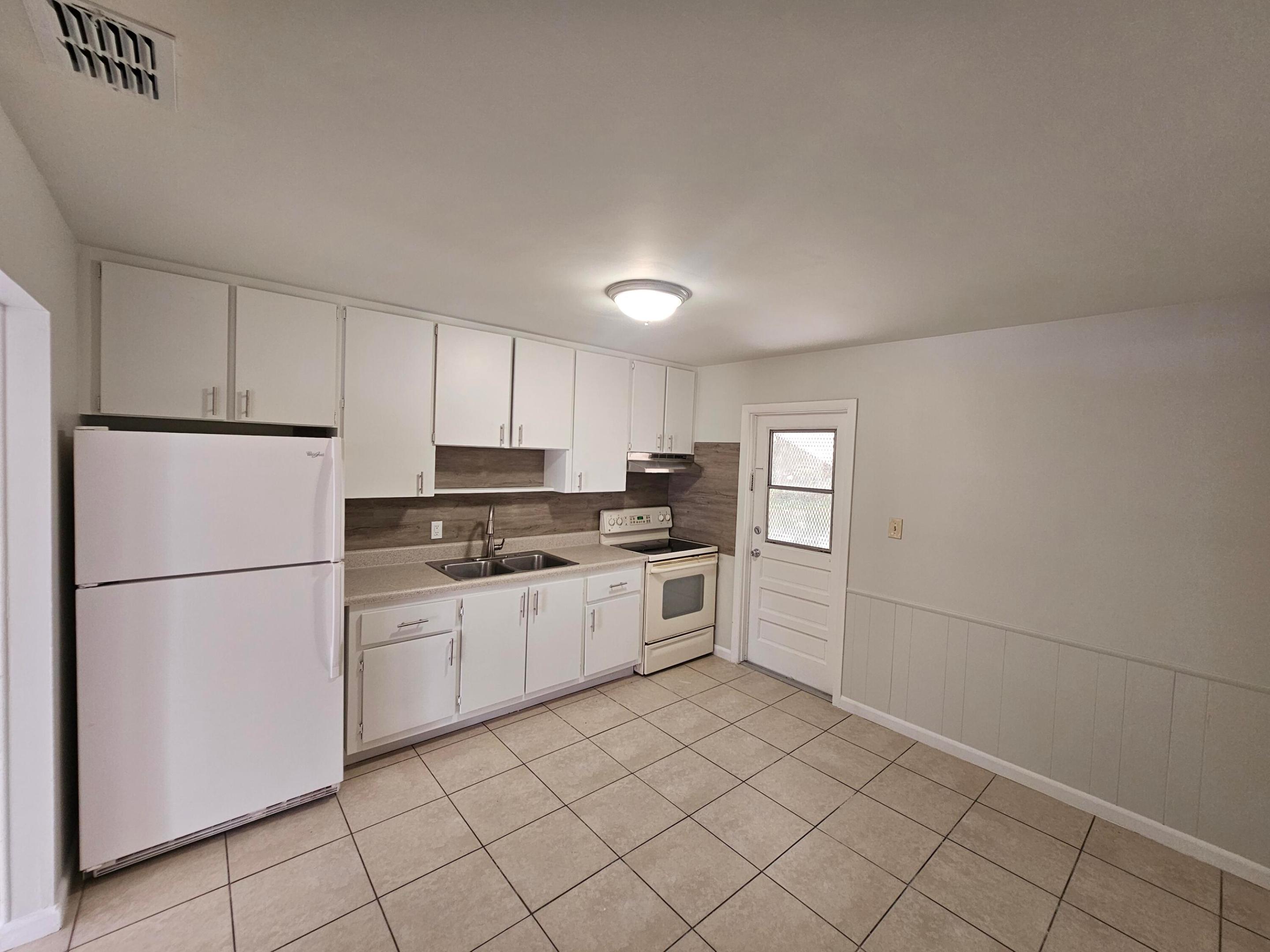 SAN LUCIE PLAZA SUBDIVISION UNIT 1 - Residential Lease