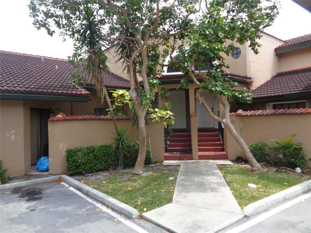 GREAT T.H 2/2 GATED COMMUNITY IN GREAT AREA OF PLANTATION LOW HOA FEES COMMUNITY POOL GREAT FOR INVESTMENTS