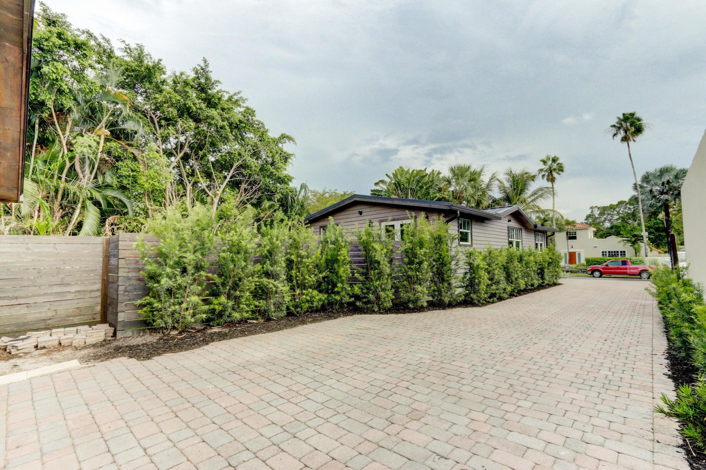 FLAMINGO PARK - Residential Lease