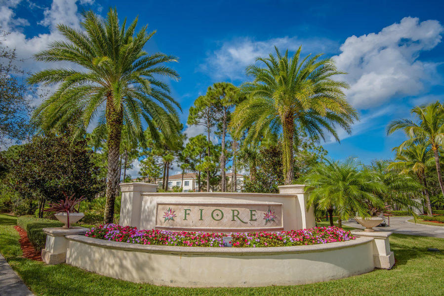 GATED COMMUNITY IN THE HEART OF JUPITER/ PALM BEACH GARDENS. CLOSE TO I-95, SHOPS, DINING. COMMUNITY OFFERS CLUBHOUSE WITH POOL AND GYM