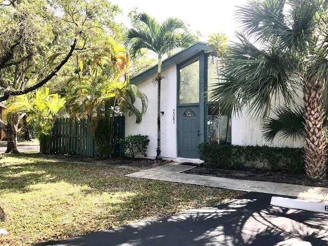 GREAT CORNER  2/2 VILLA WITH  SPACIOUS SCREENED IN PATIO. ORGINAL CONDITION.  NEW WASHER(2022), NEW DRYER(2022). VAULTED CEILINGS. NICE FENCED IN BACKYARD. UNIT NEEDS ALITTLE TLC. ALL AGES OK. ONE  PET UNDER 30LBS AT MATURITY OK AND CONDO CAN  BE RENTED OUT IMMEDIATELY ONCE A YEAR PER ASSOCATION  RULES AND APPLICATION ATTACHED TO LISTING. CLOSE TO SHOPPING, RESTURANTS, MAJOR HIGHWAYS ETC.