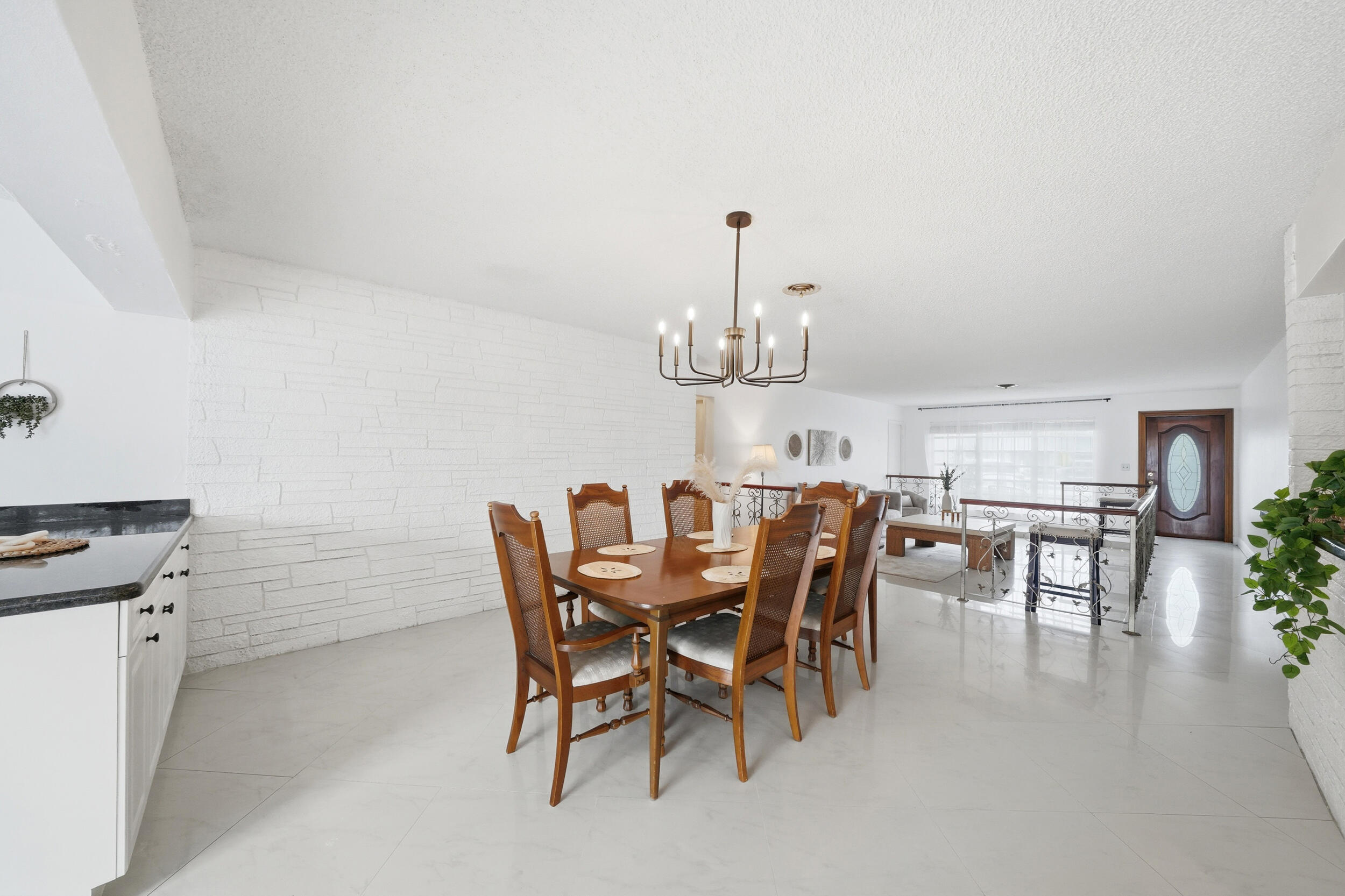 HOLLYWOOD HILLS - Residential