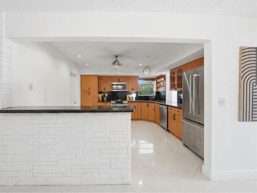 HOLLYWOOD HILLS - Residential