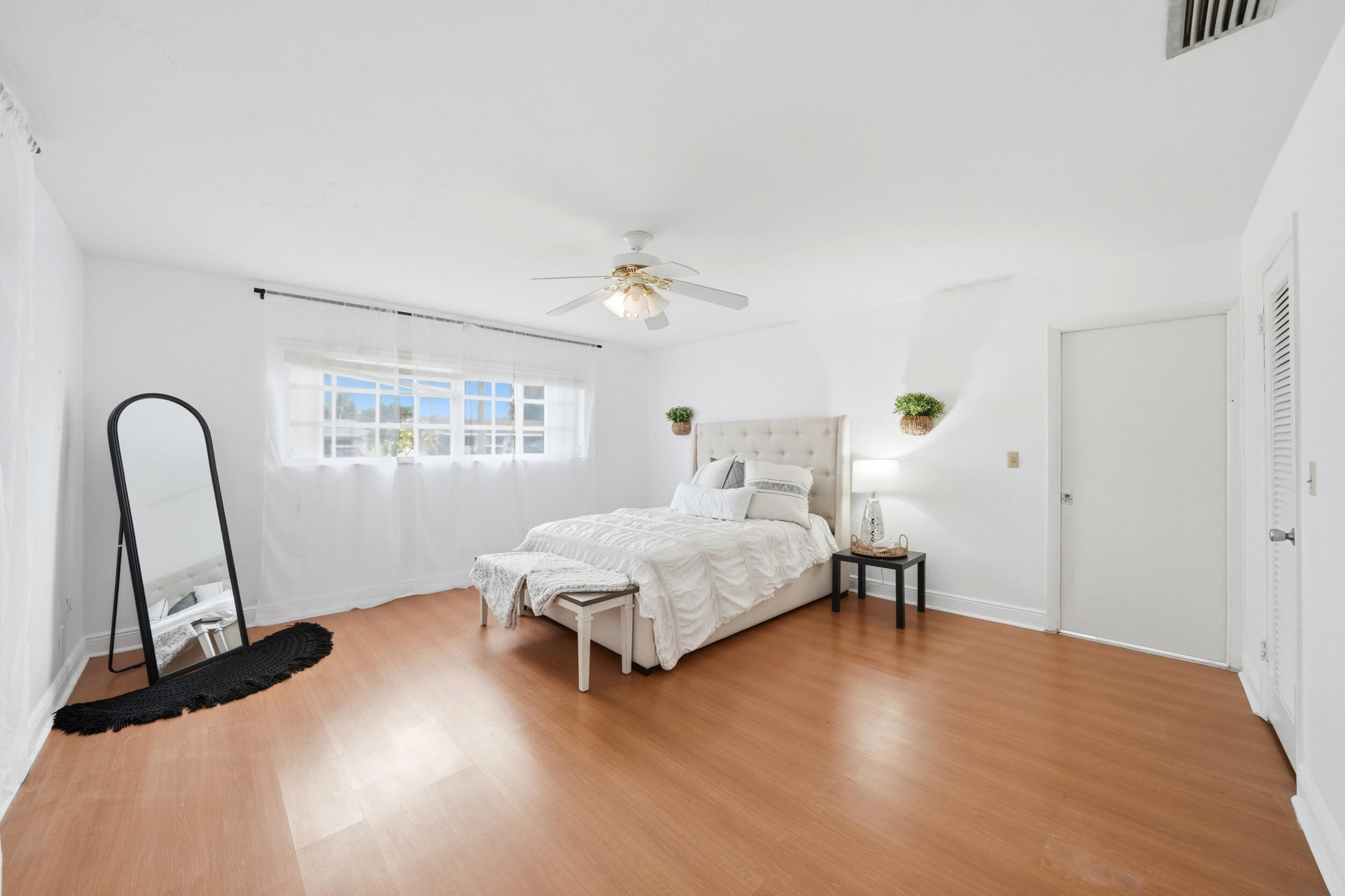 HOLLYWOOD HILLS - Residential