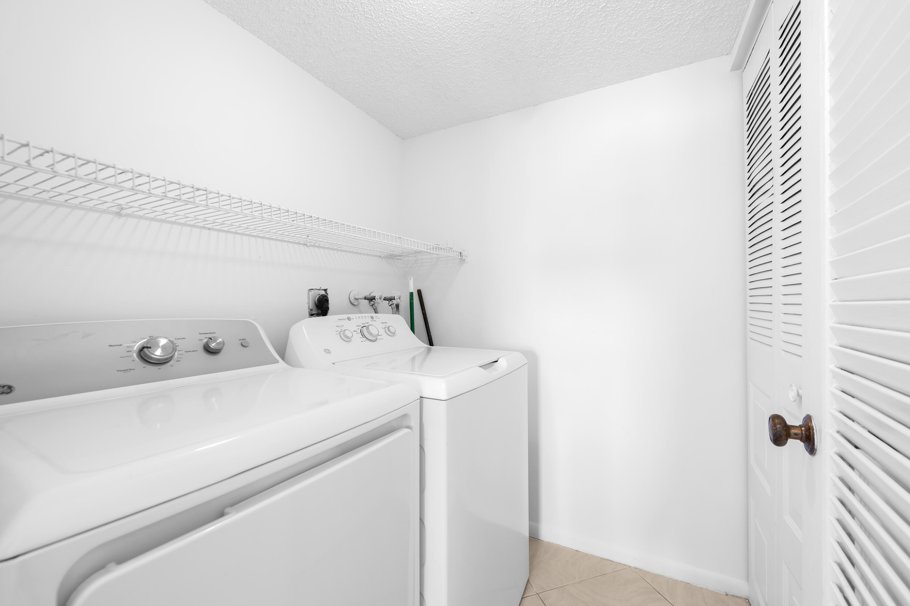 LAKE EMERALD CONDOMINIUM NO - Residential Lease