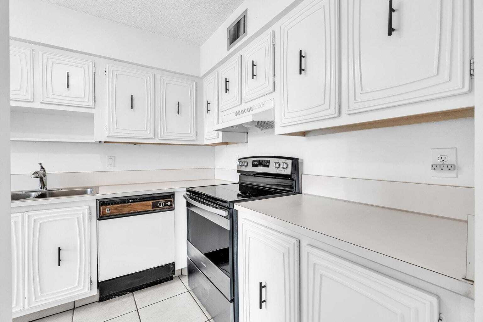PALM GREENS AT VILLA DEL RAY CONDO II - Residential Lease