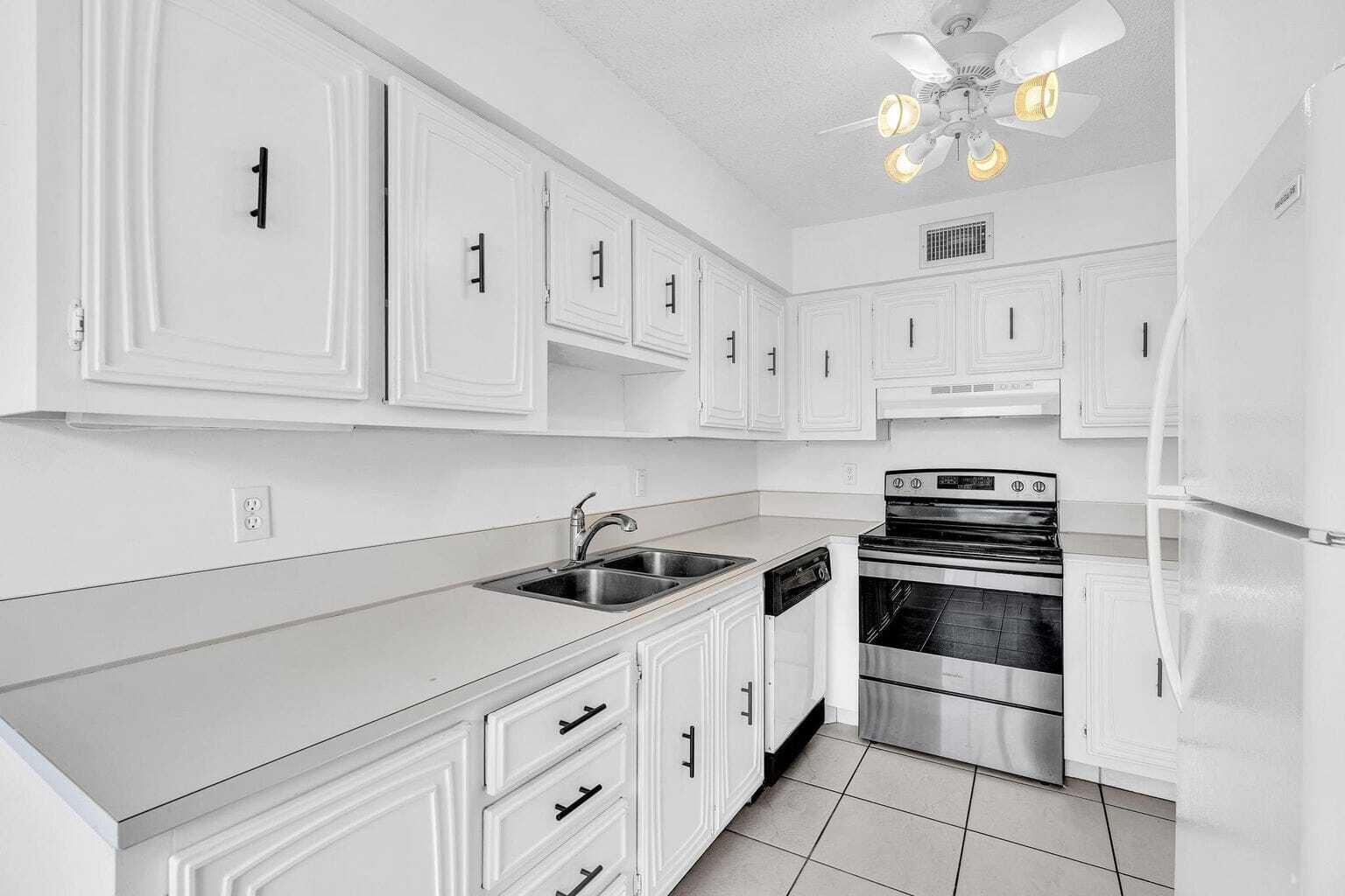 PALM GREENS AT VILLA DEL RAY CONDO II - Residential Lease