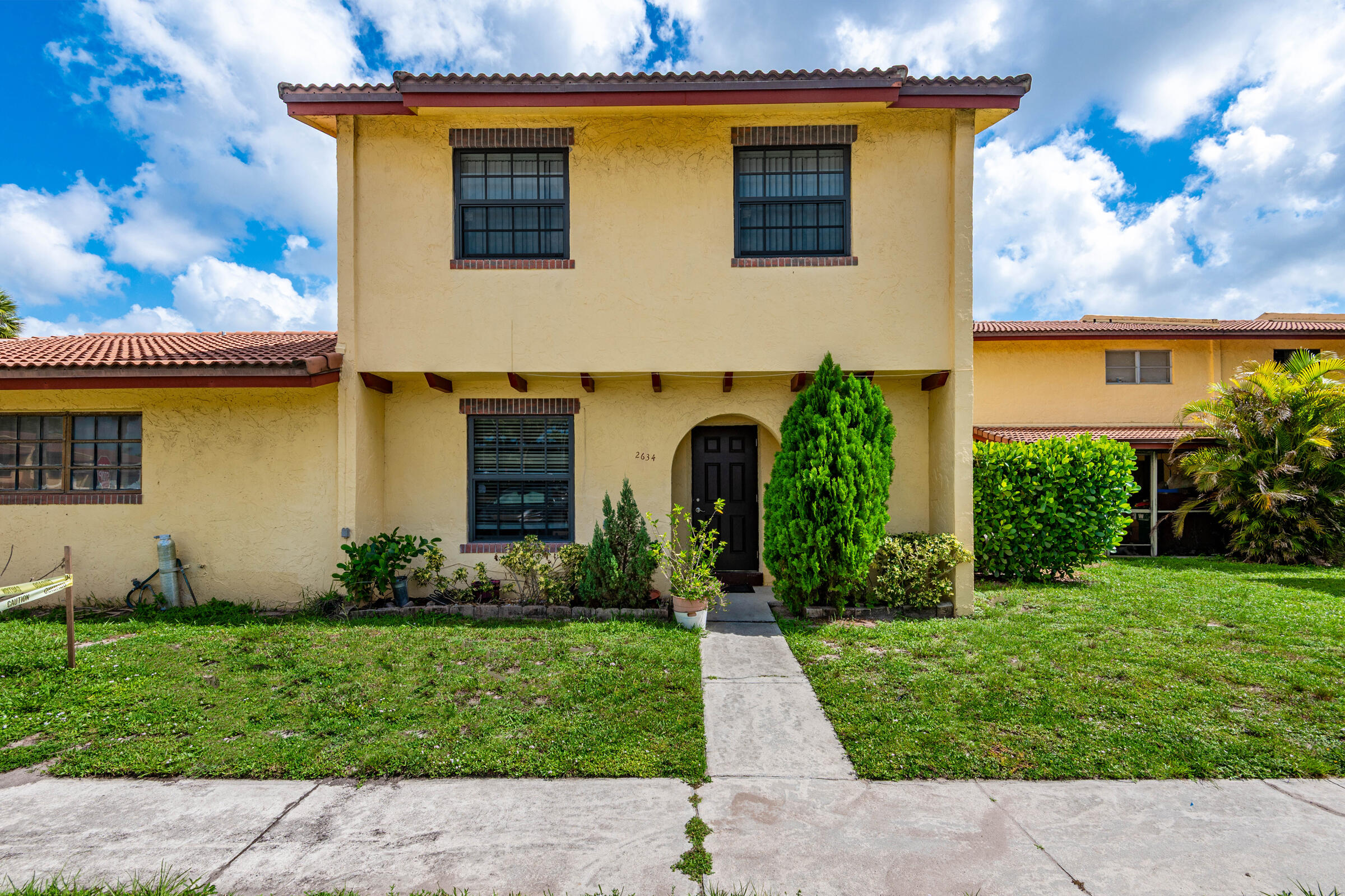 Stunning 3-bedroom, 2-bathroom townhome located in the desirable Colonies community! This beautifully updated home is move-in ready and waiting for its new owner. Enjoy modern finishes, a spacious layout, and comfortable living throughout. Conveniently located near schools, hospitals, public transportation, shopping, and a variety of restaurants, this home offers both comfort and convenience. Don't miss this fantastic opportunity to own a beautifully maintained townhome in a prime location