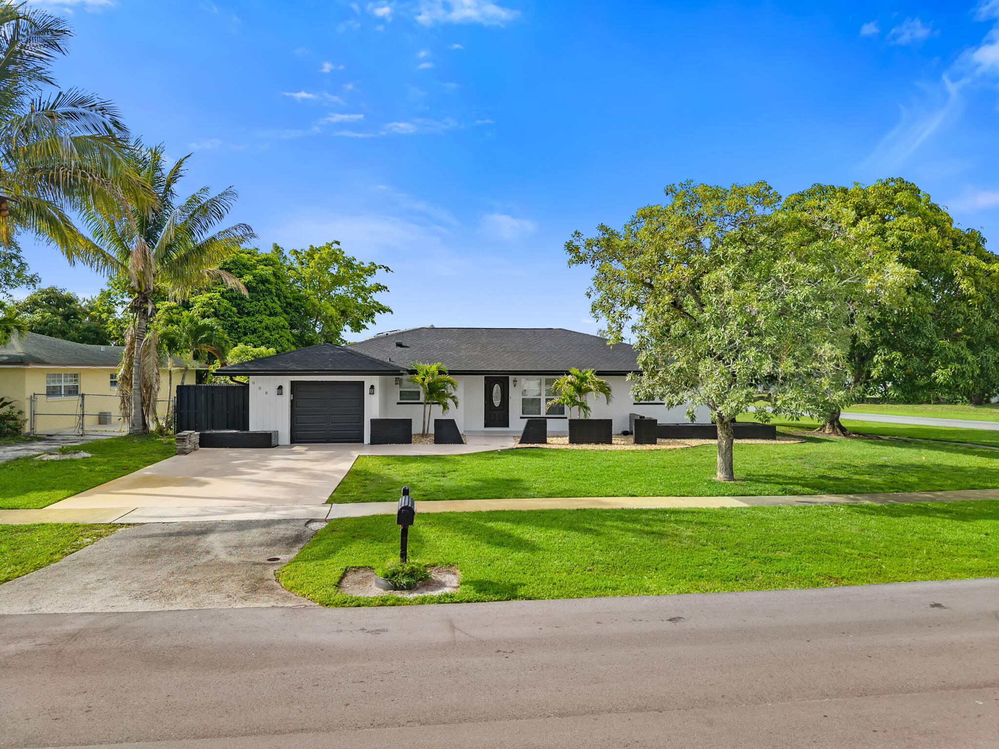 PALM BEACH COLONY SEC 2 - Residential Lease