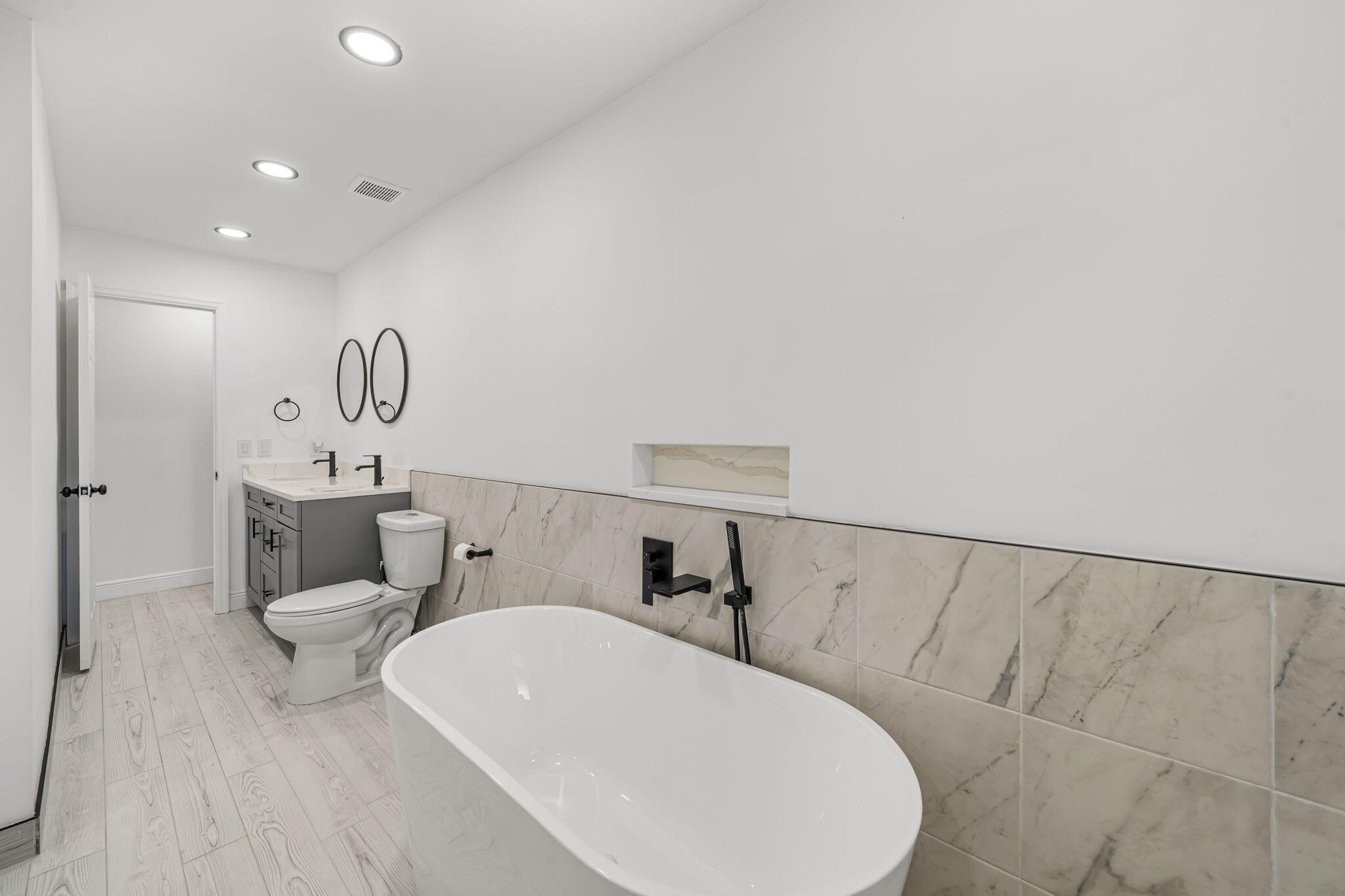 PALM BEACH COLONY SEC 2 - Residential Lease