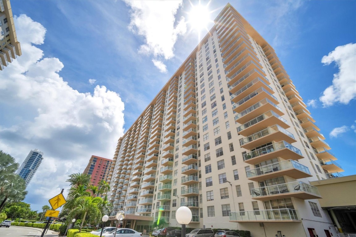 Winston Towers 300 - Residential