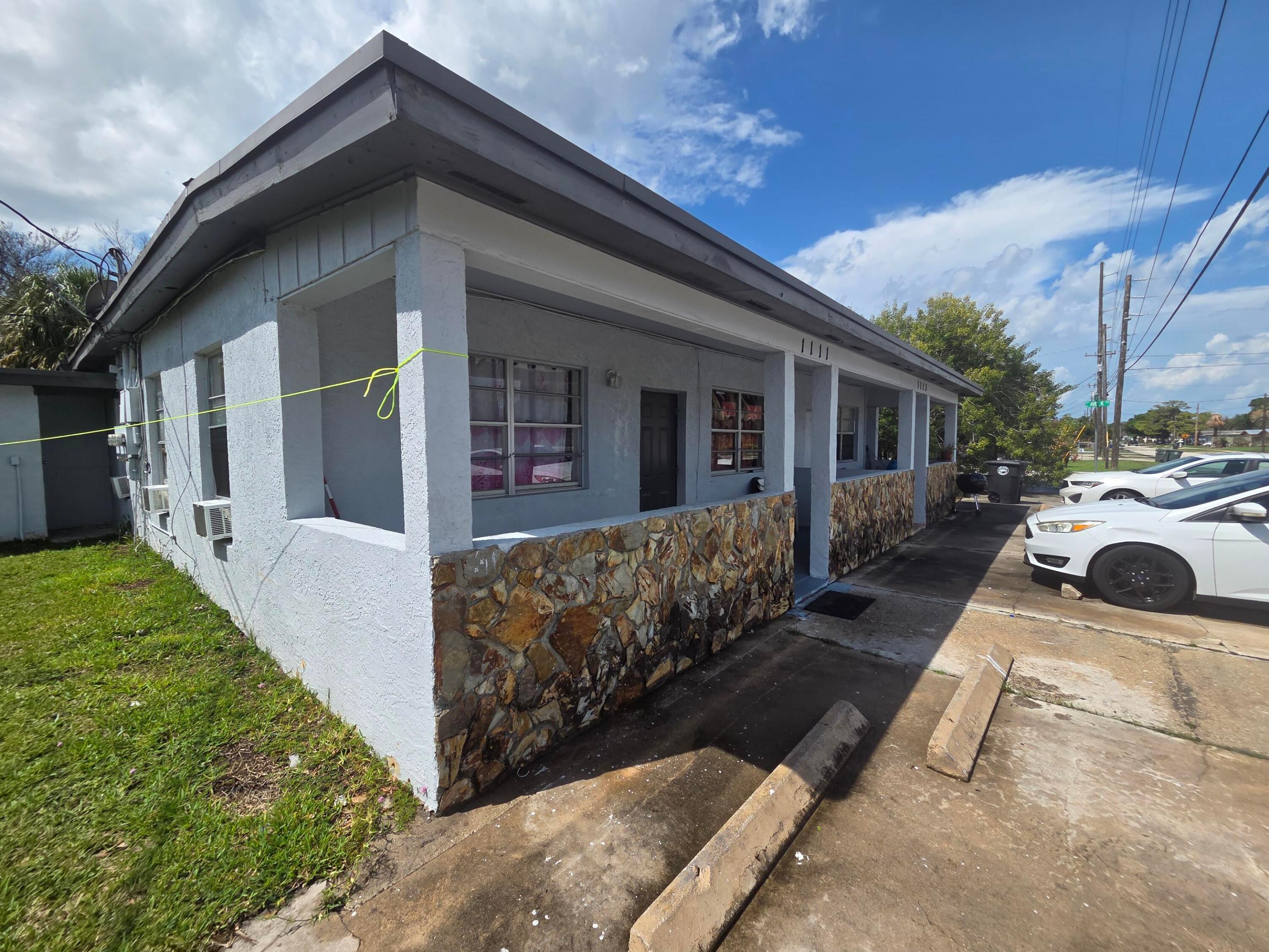 3/1, 2/1, 1/1 CBS TRIPLEX on a corner lot in a quiet neighborhood next to Lincoln Park Academy. Two units are leased monthly and one is vacant for a tenant of your choosing. Offered at an 8% CAP rate and minutes to downtown and beaches!