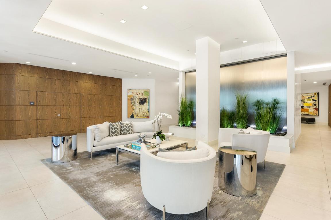 TWENTY ONE HUNDRED CONDO - SLOANS CURVE - Residential