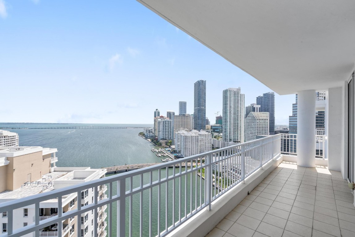 STOP LOOKING!!! Unobstructed and spectacular view, 3 bedrooms, 3 baths in desirable 03 line at the prestigious Courts on the exclusive island of Brickell Key. This impeccably maintained residence features an oversized balcony with stunning water views, abundant natural light, spacious bedrooms, and 2 assigned parking spaces.  Enjoy world-class amenities, including a resort-style pool, spa, hot tub, state-of-the-art gym, event hall, children's playroom, racquetball courts, bike storage & valet service.  Savor the peace of island life just a short stroll from  Brickell City Centre and the Financial District.  Only a few minutes away from the lively dining and shopping of downtown Miami, Miami International Airport, Coral Gables, Key Biscayne, Coconut Grove …