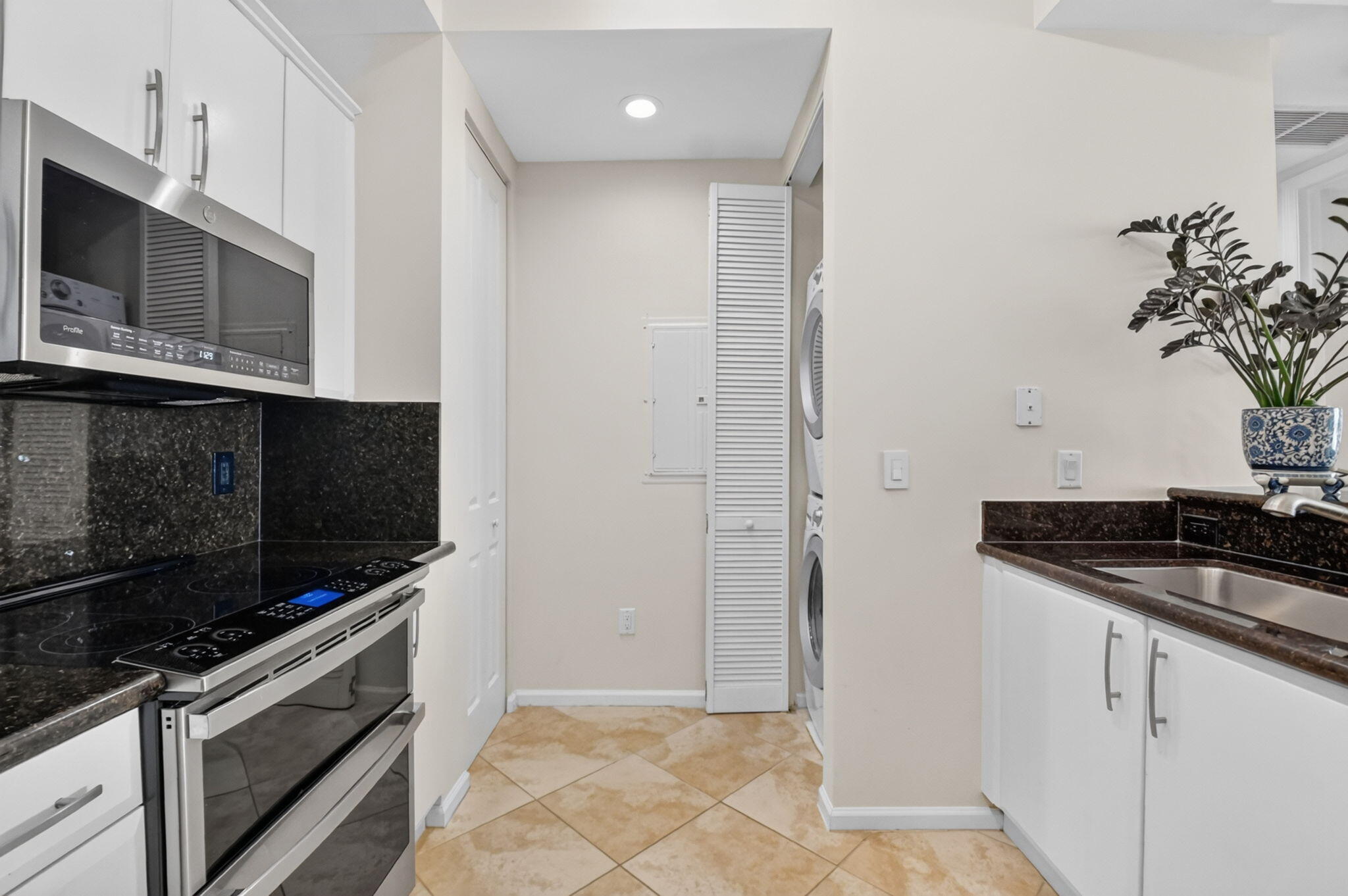 METROPOLITAN CONDO - Residential