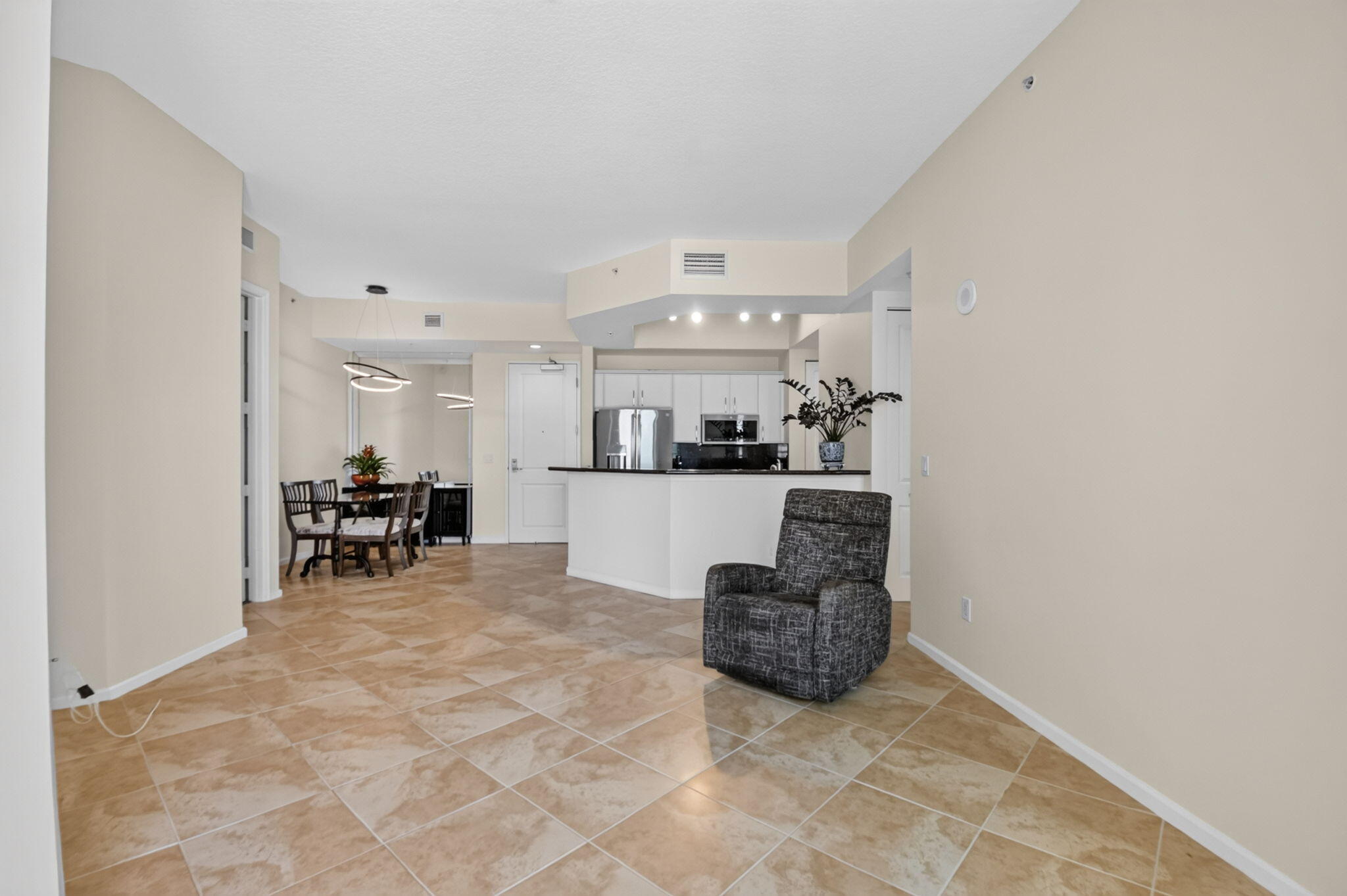 METROPOLITAN CONDO - Residential