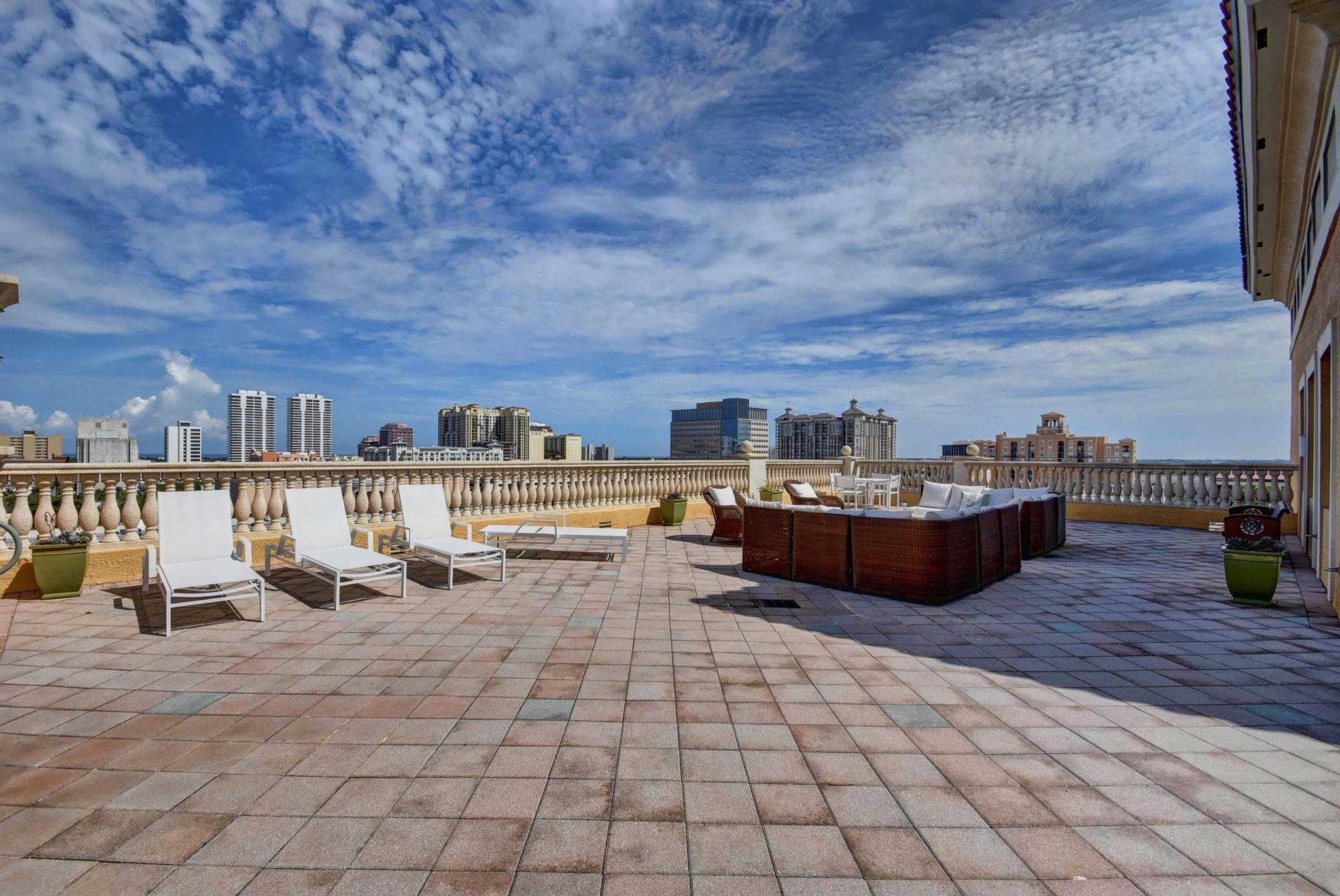 METROPOLITAN CONDO - Residential