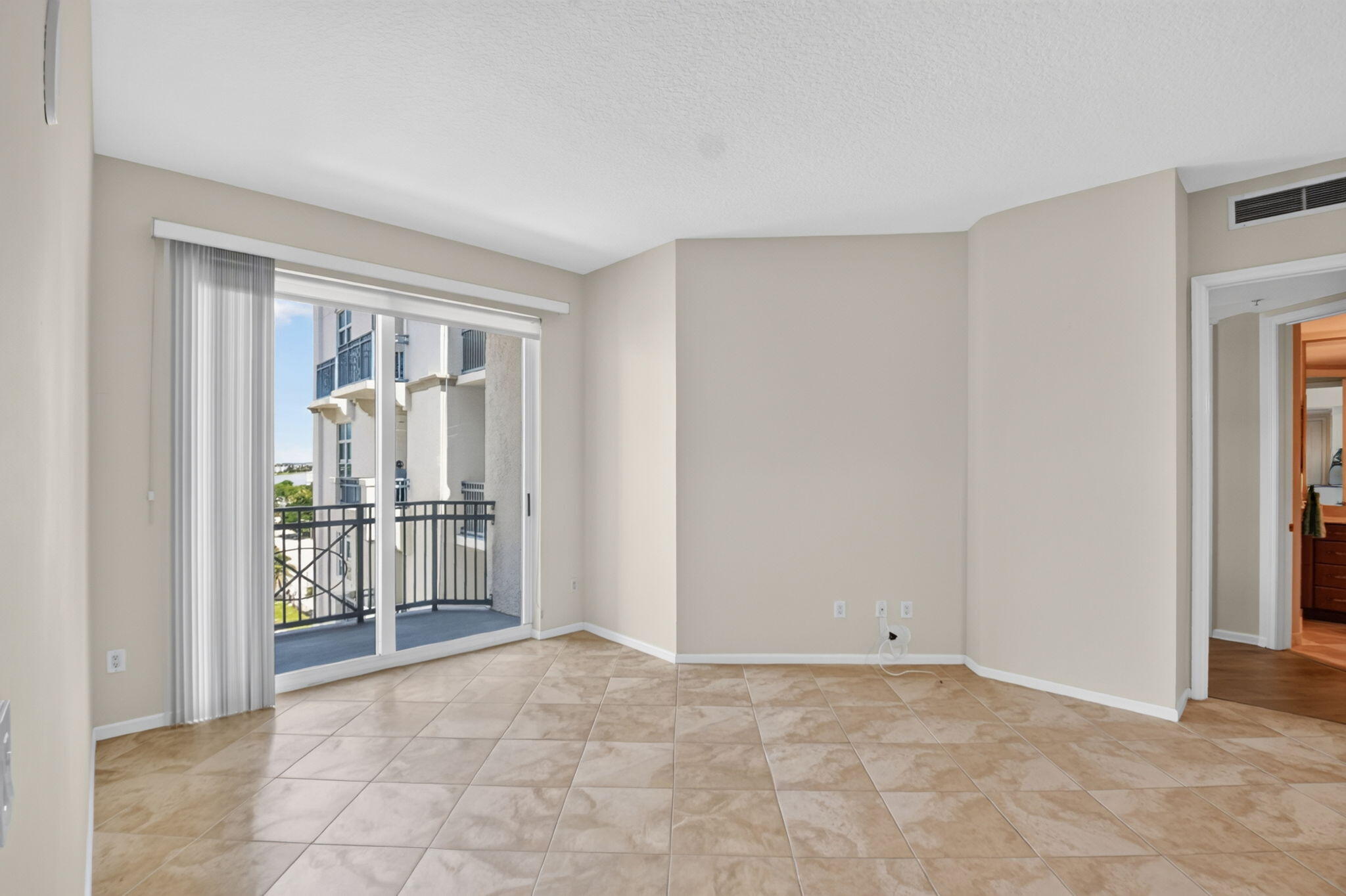 METROPOLITAN CONDO - Residential