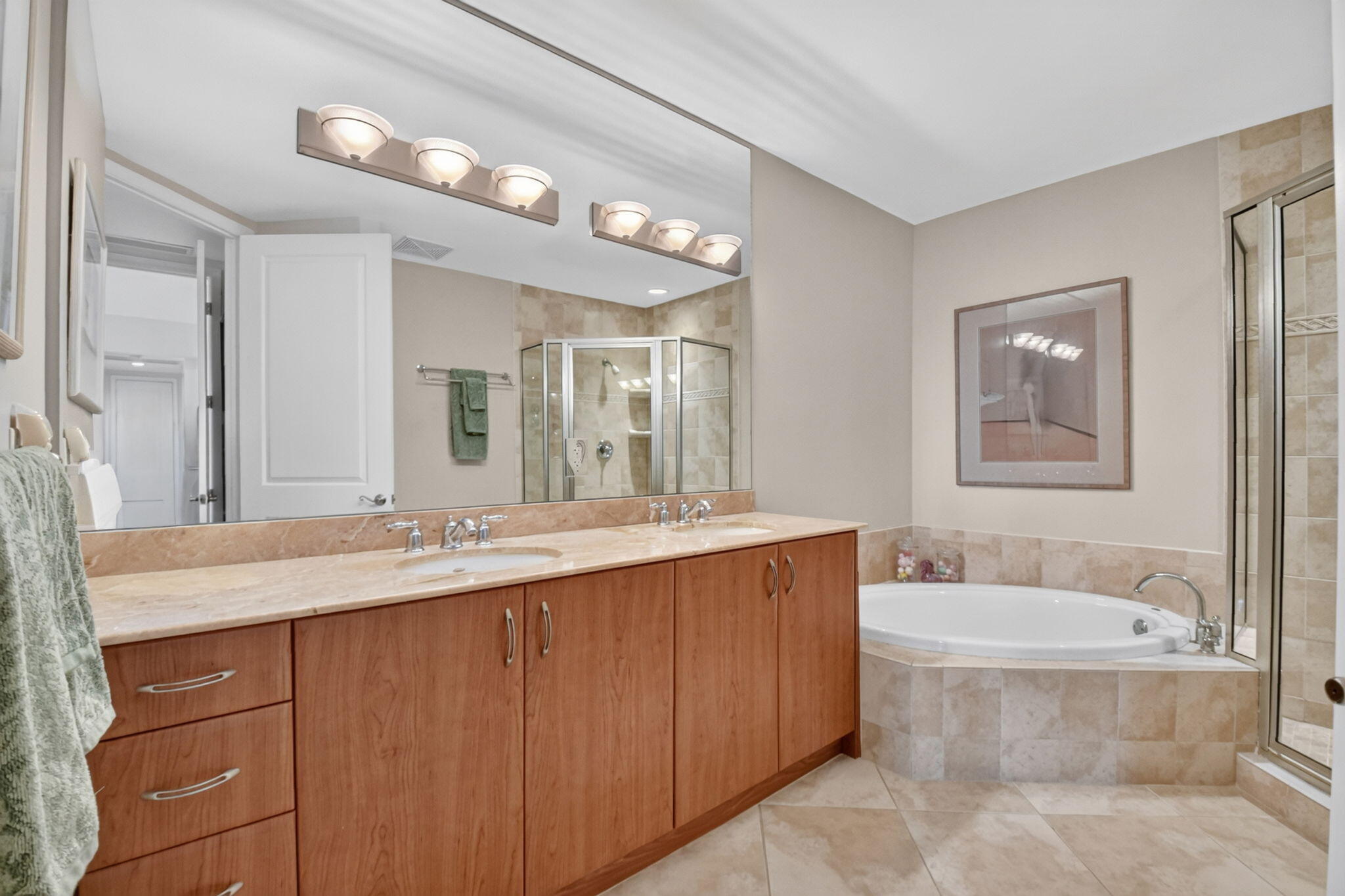 METROPOLITAN CONDO - Residential
