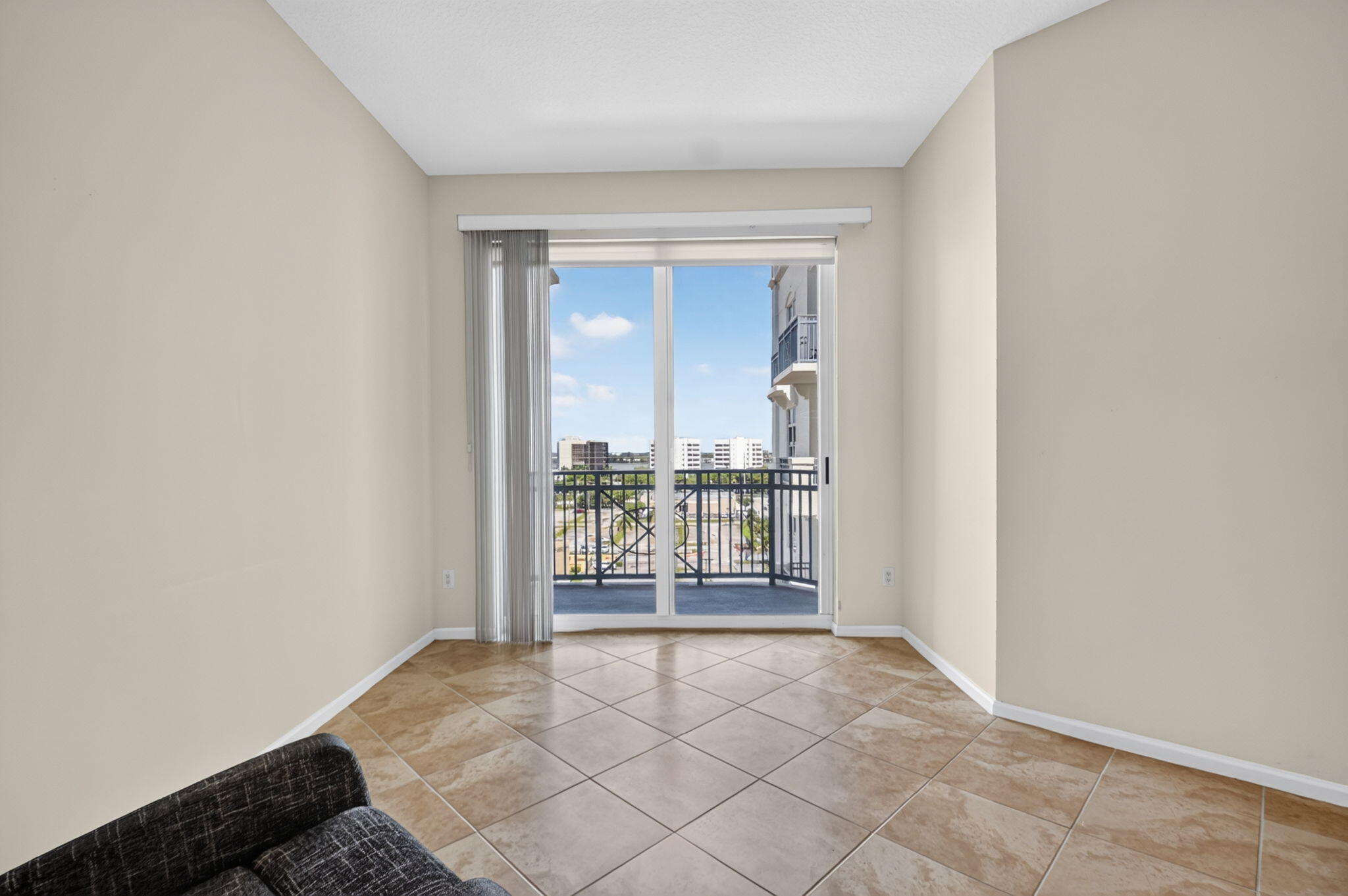 METROPOLITAN CONDO - Residential