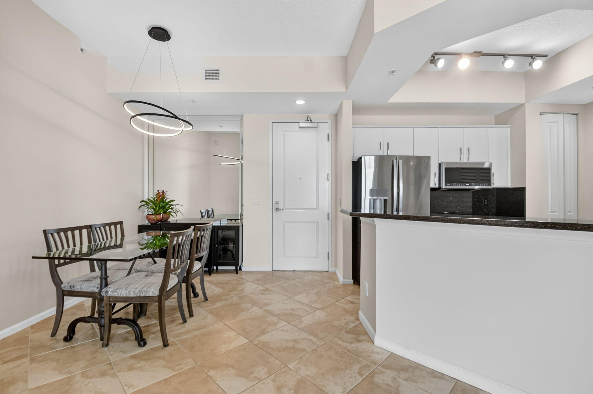 METROPOLITAN CONDO - Residential