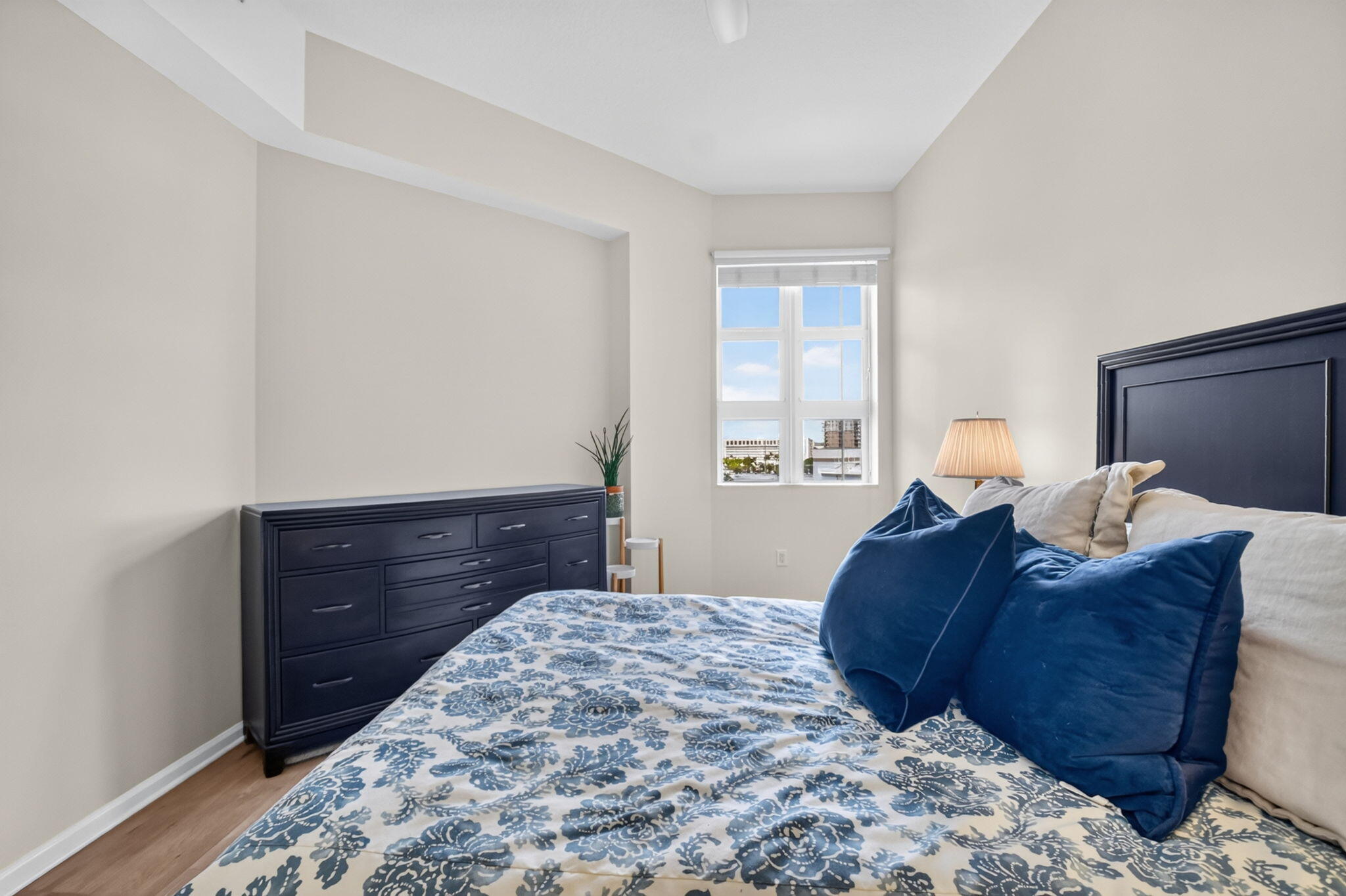 METROPOLITAN CONDO - Residential