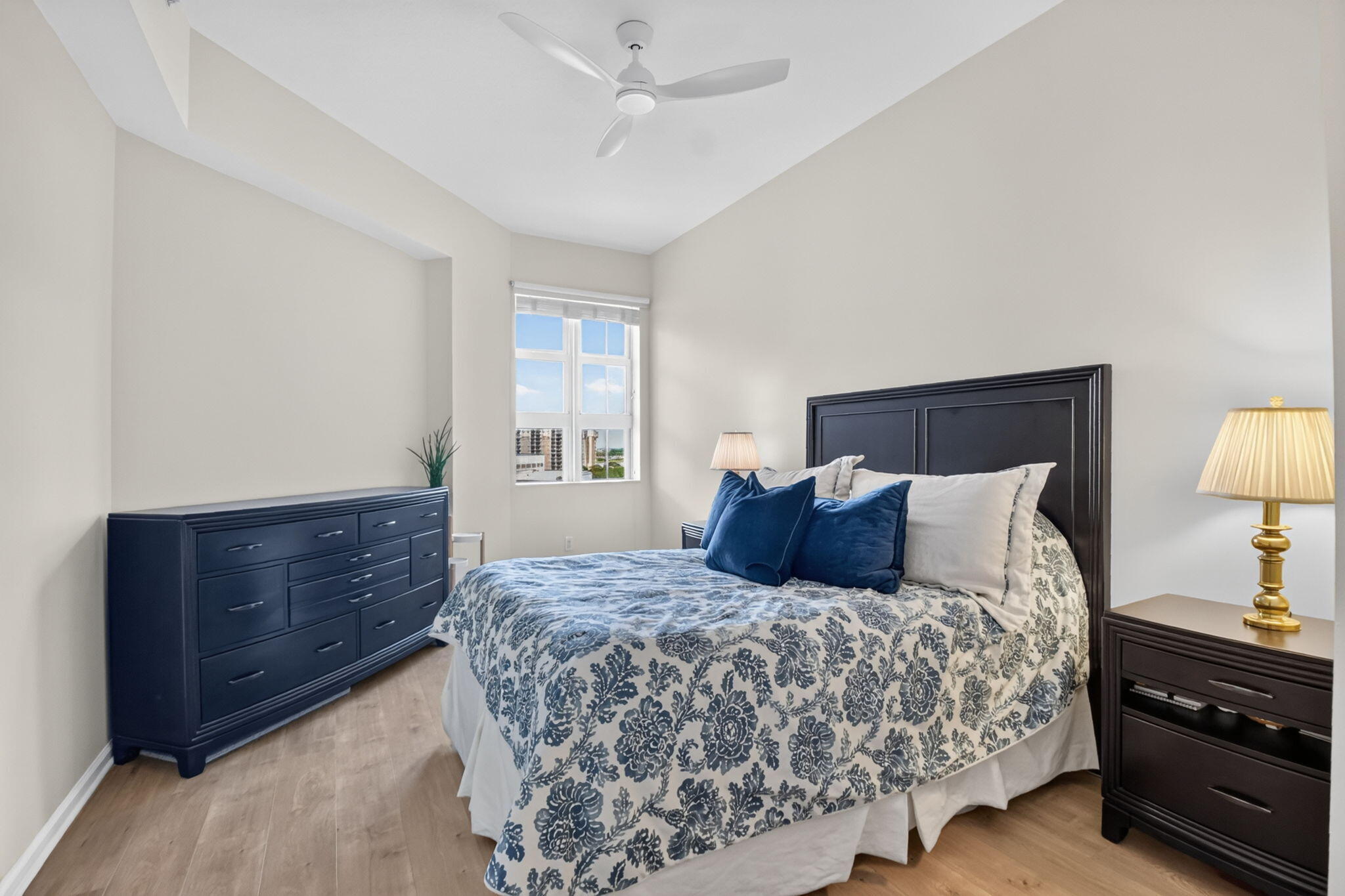 METROPOLITAN CONDO - Residential