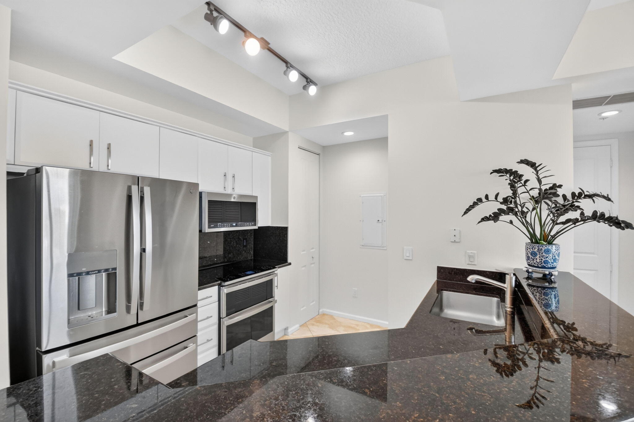 METROPOLITAN CONDO - Residential
