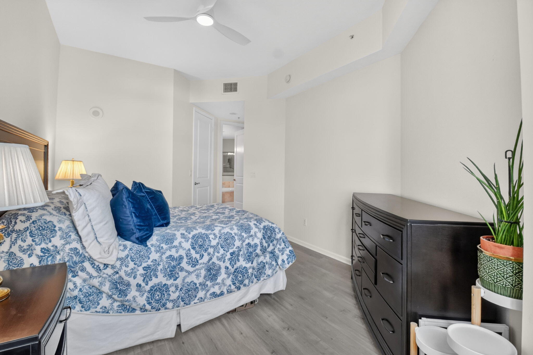 METROPOLITAN CONDO - Residential