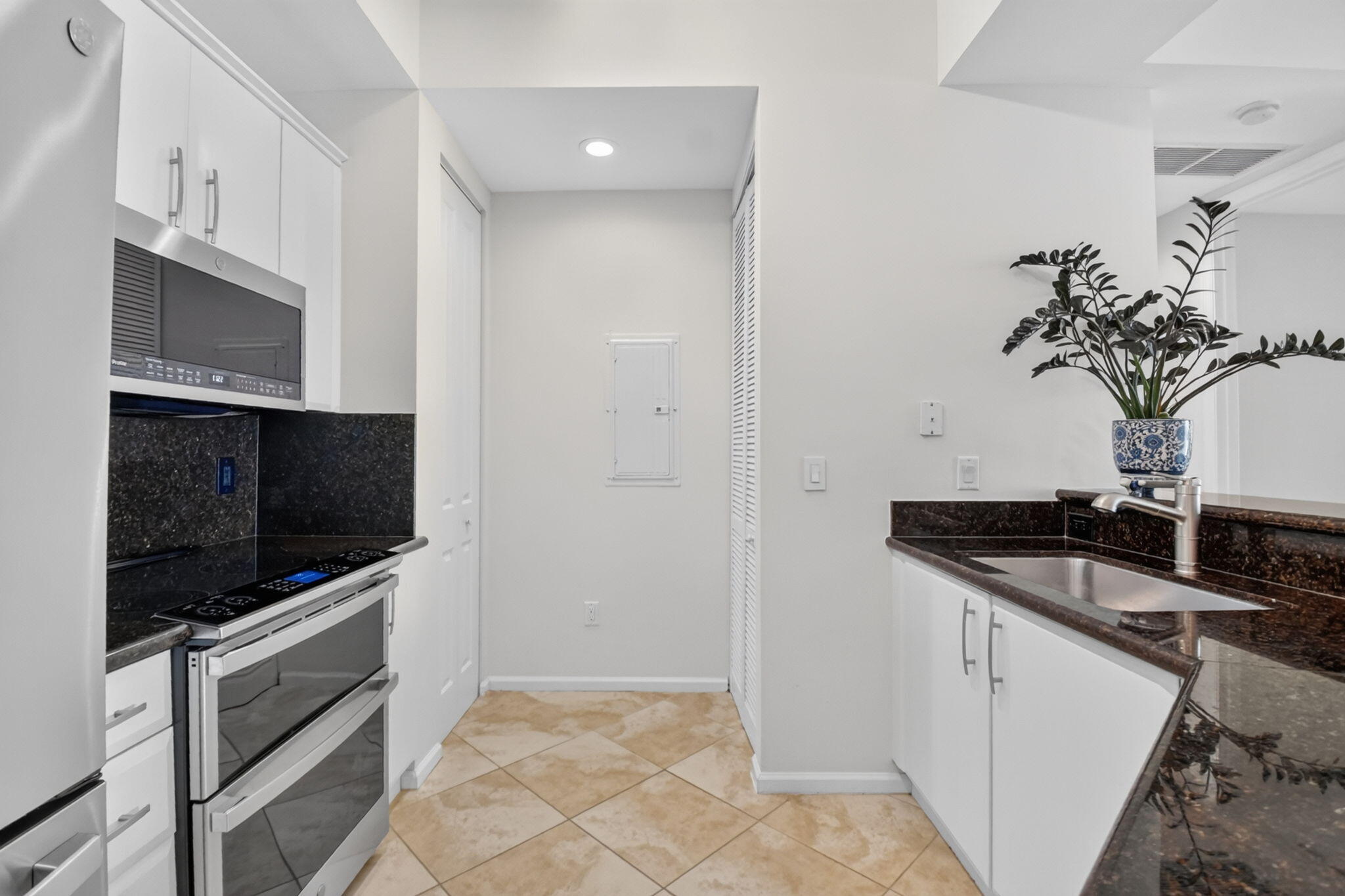 METROPOLITAN CONDO - Residential