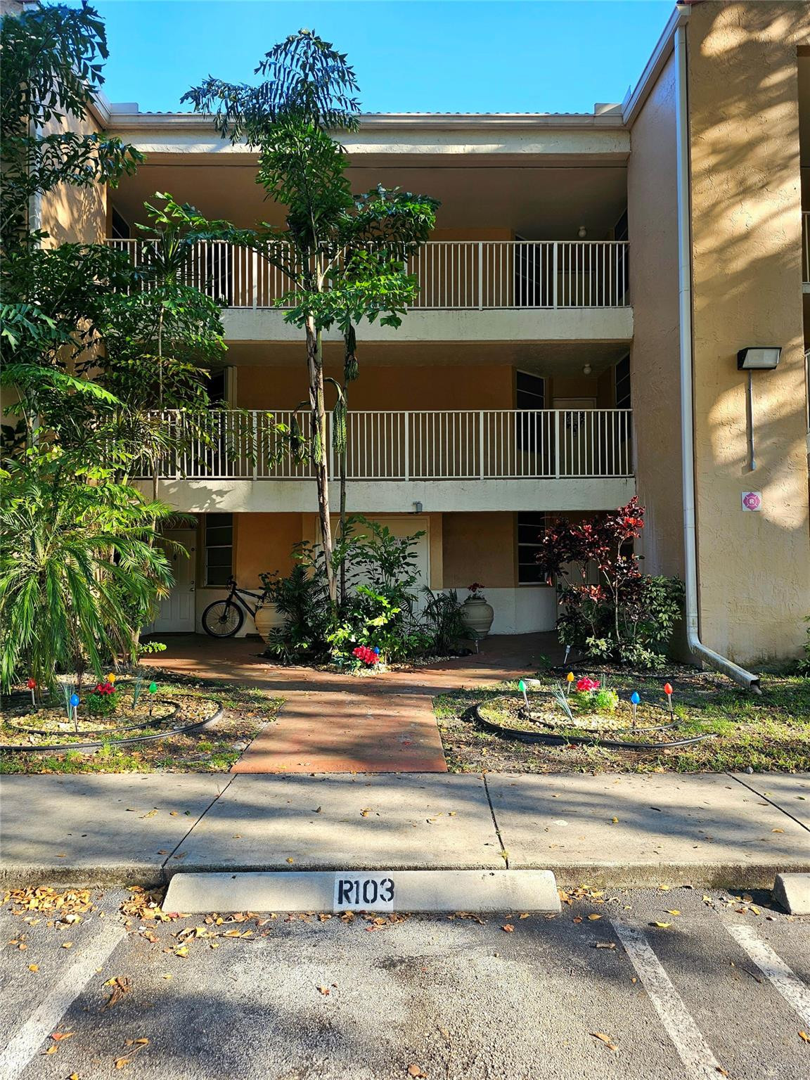 CORAL SPRINGS ESTATE TOWNHOMES - Residential Lease