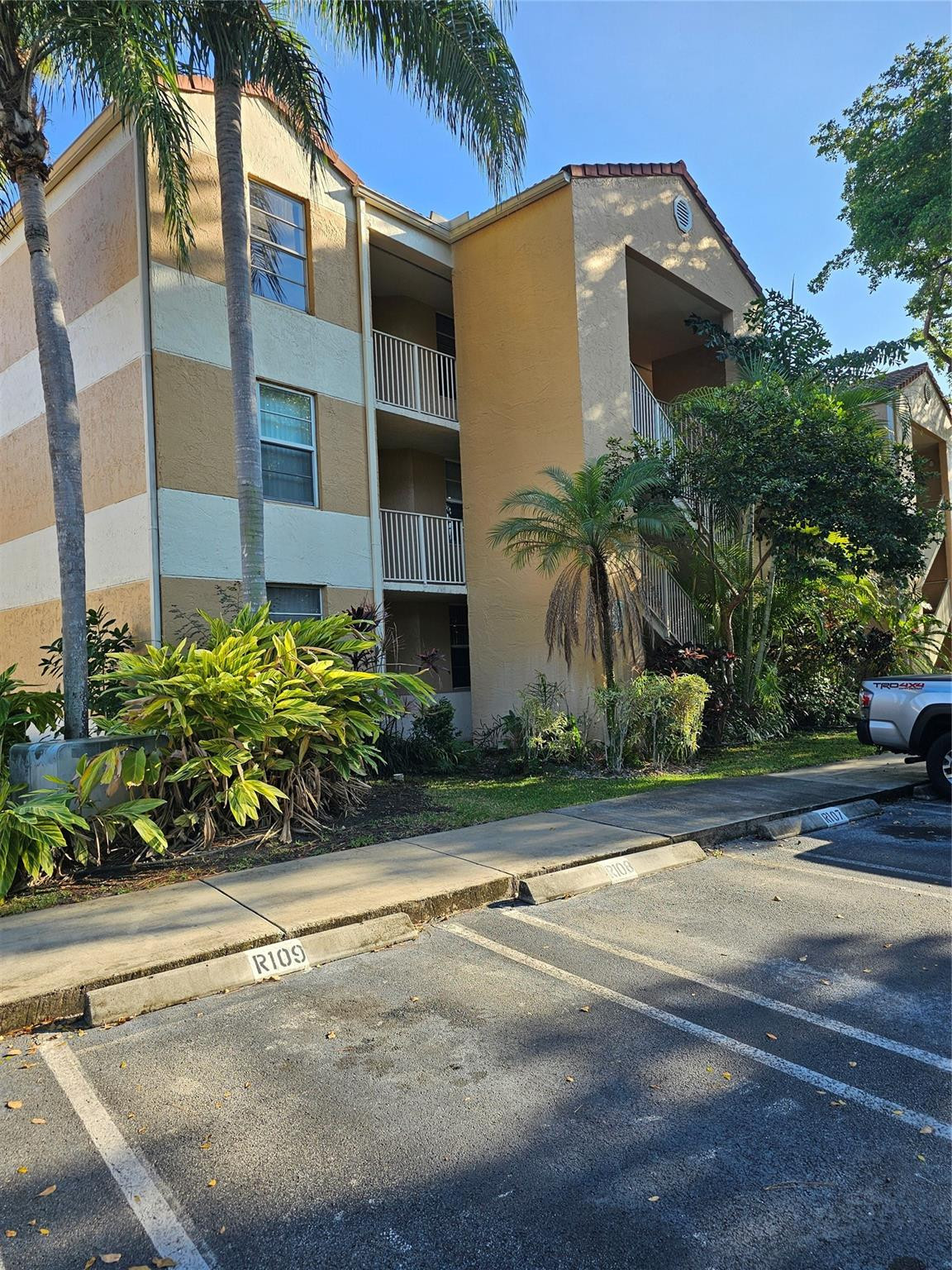 CORAL SPRINGS ESTATE TOWNHOMES - Residential Lease