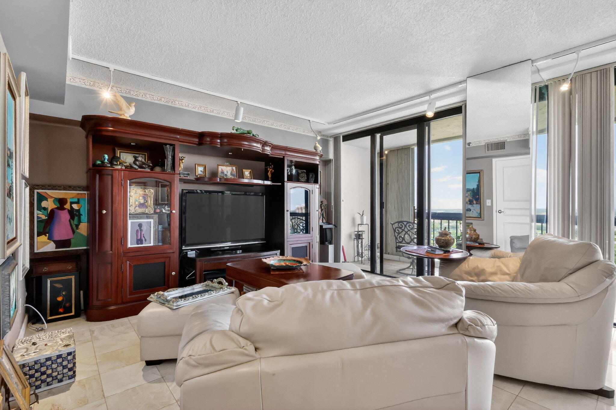 CONSULATE CONDO - Residential