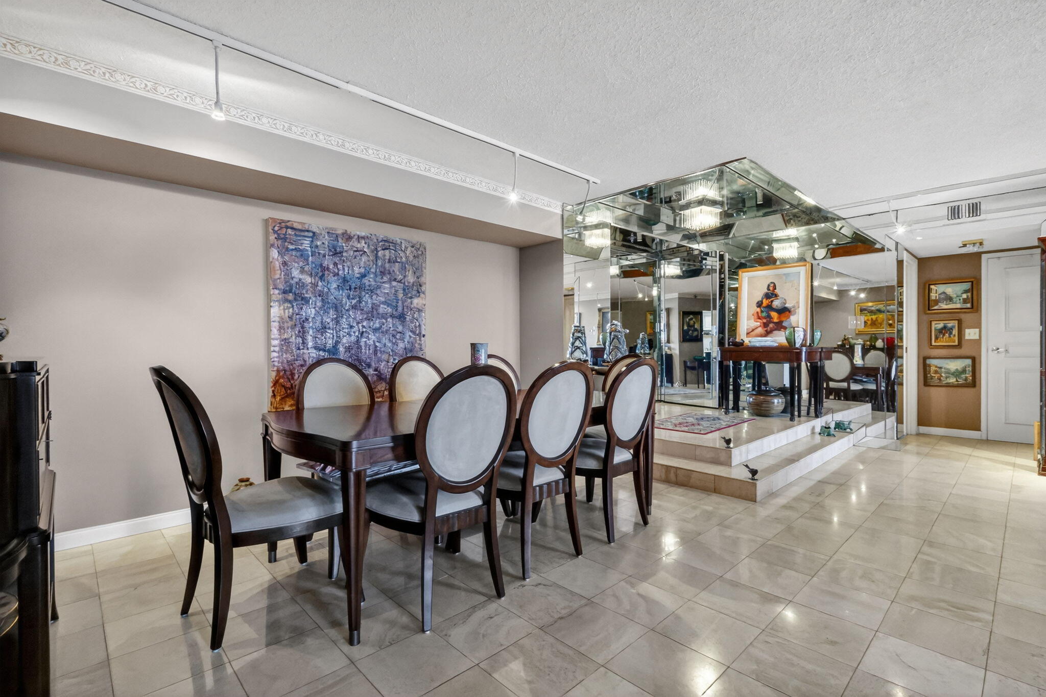 CONSULATE CONDO - Residential