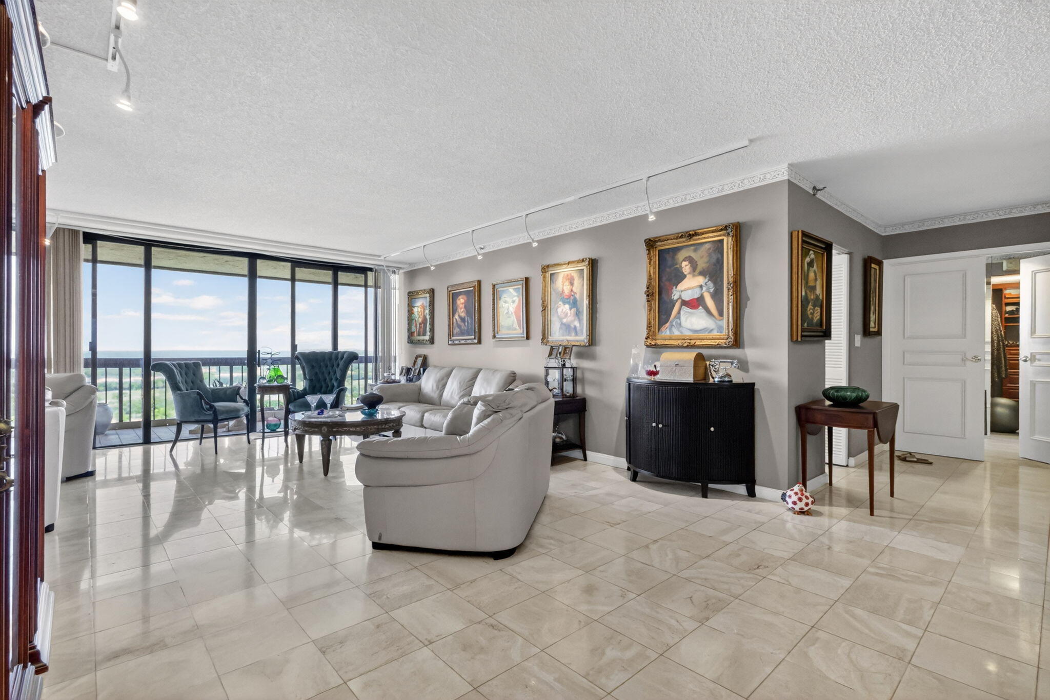 CONSULATE CONDO - Residential
