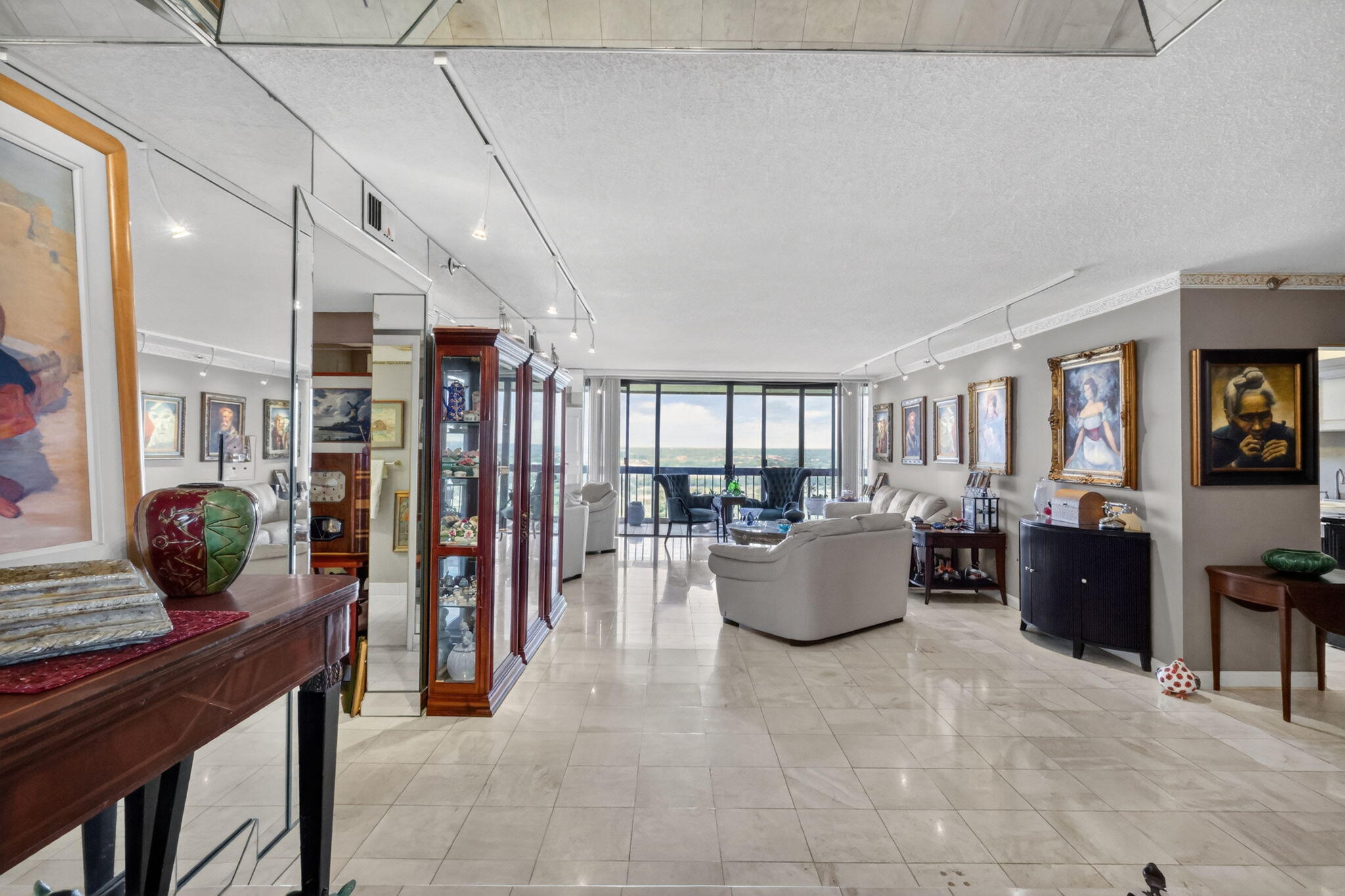 CONSULATE CONDO - Residential