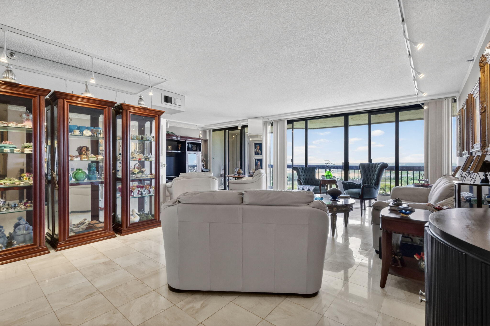 CONSULATE CONDO - Residential
