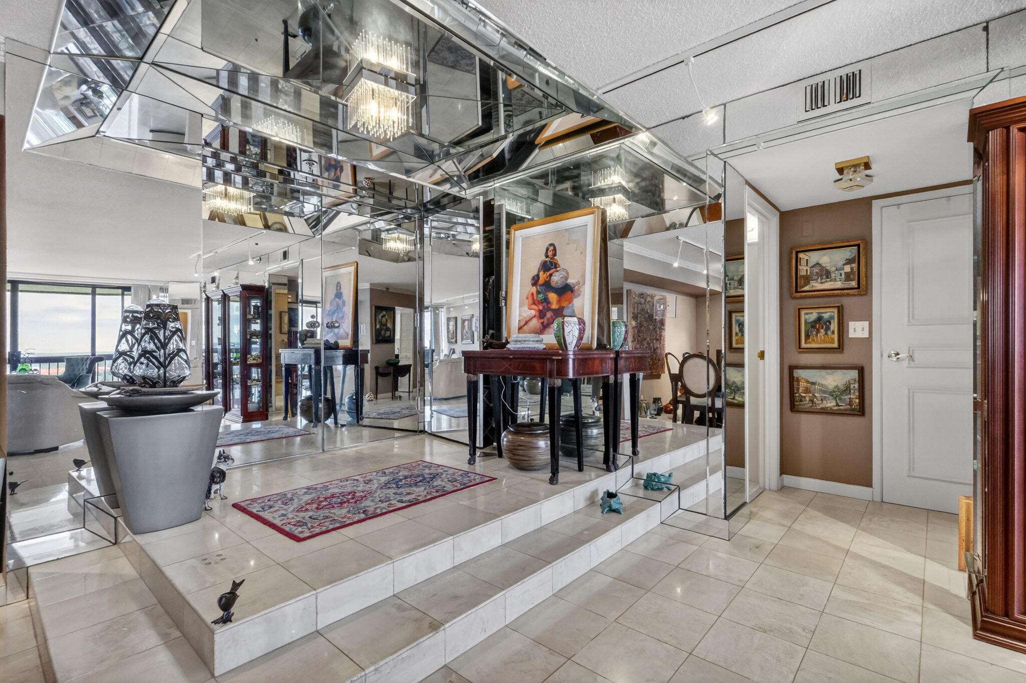 CONSULATE CONDO - Residential