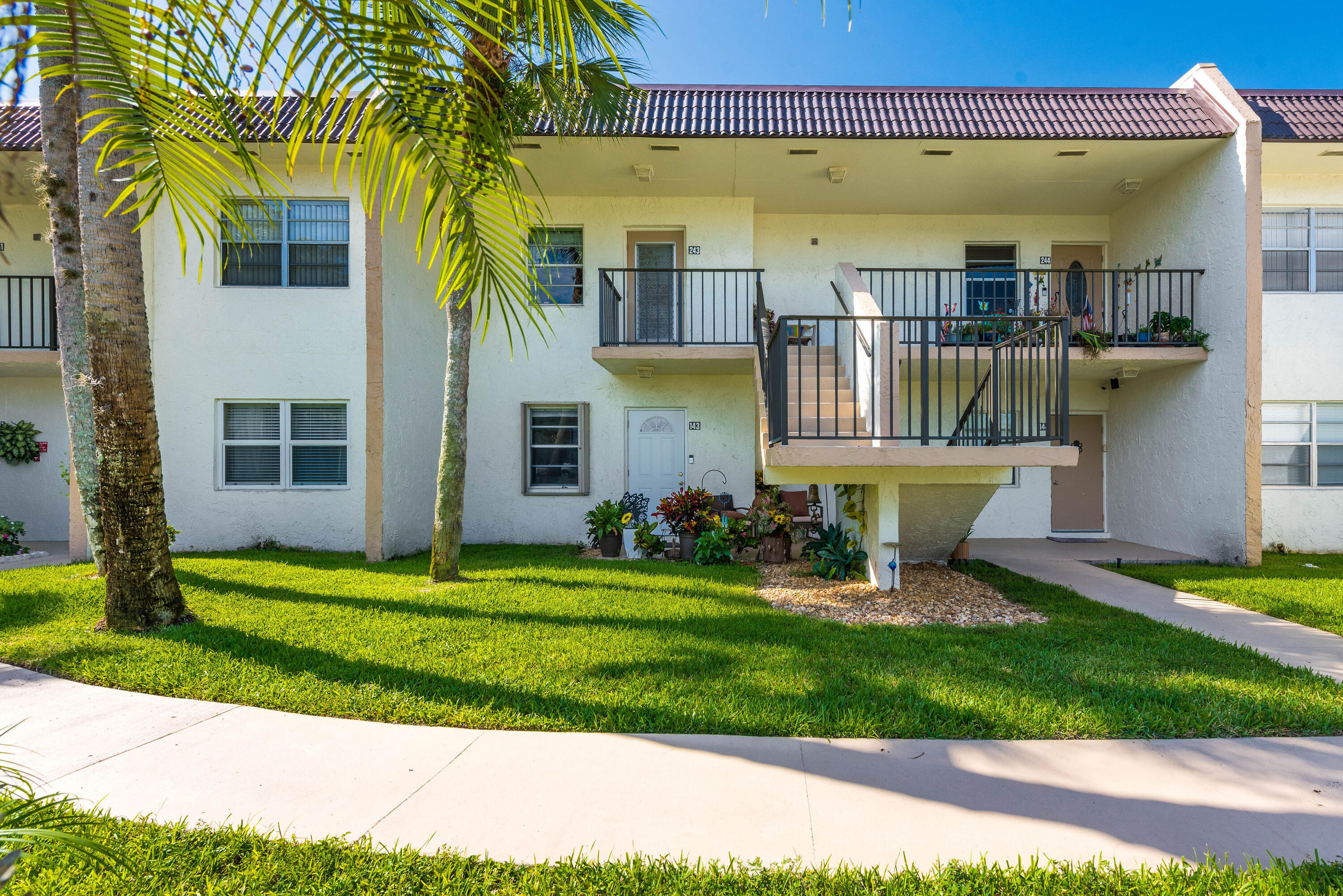 GOLDEN LAKES VILLAGE CONDO E - Residential