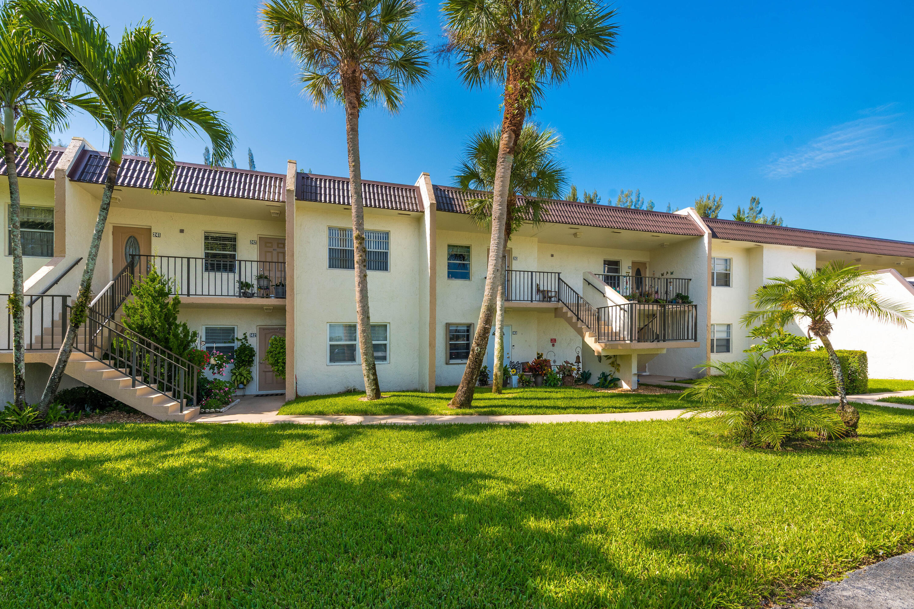 GOLDEN LAKES VILLAGE CONDO E - Residential
