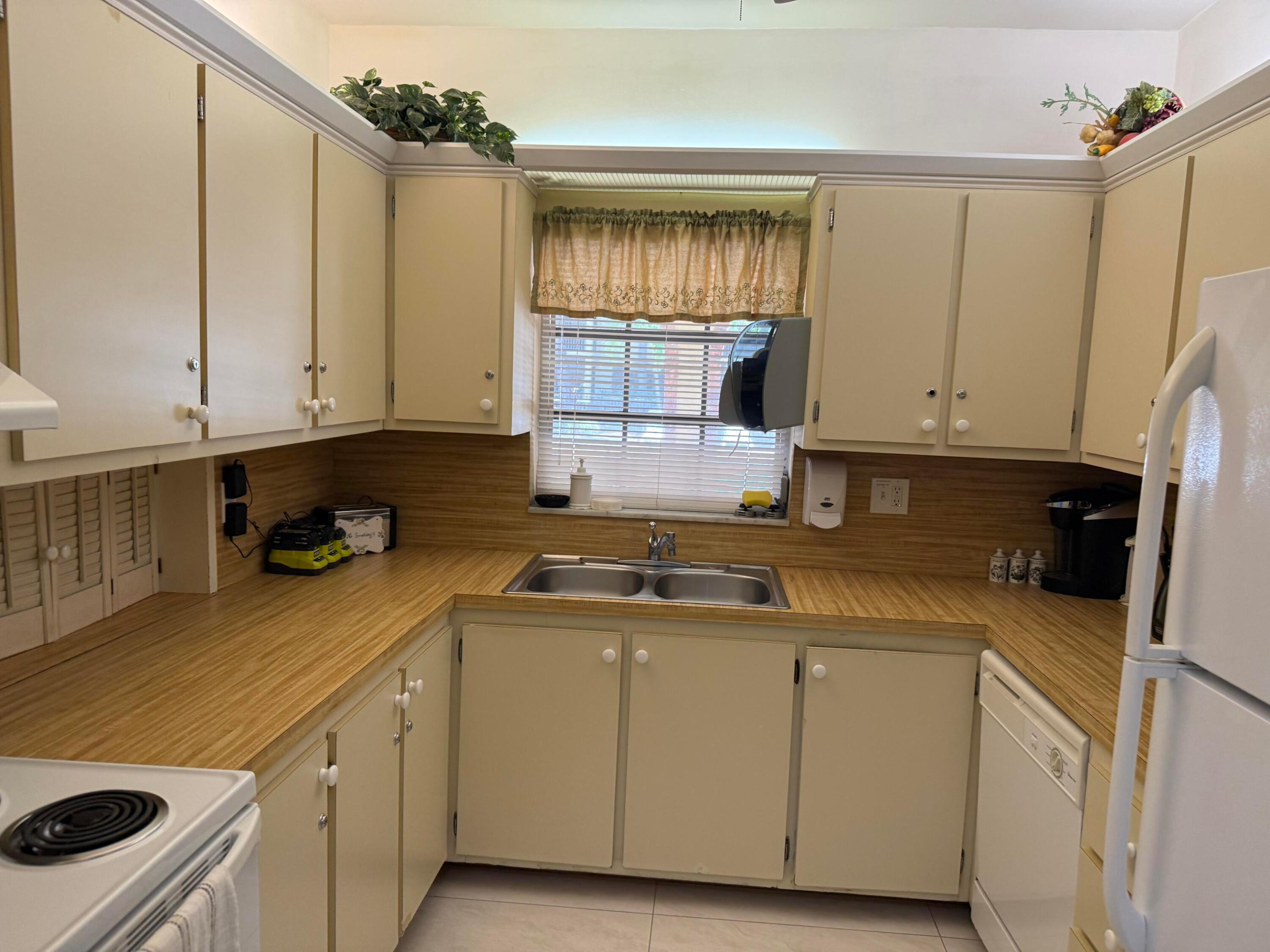 BARCELONA CONDO NORTH BLDG 300 - Residential Lease