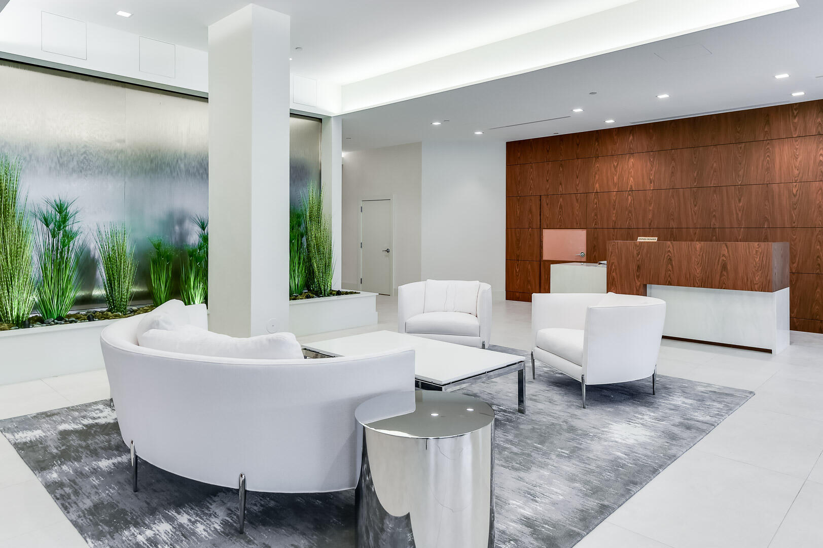 2100 Sloan's Curve - Residential