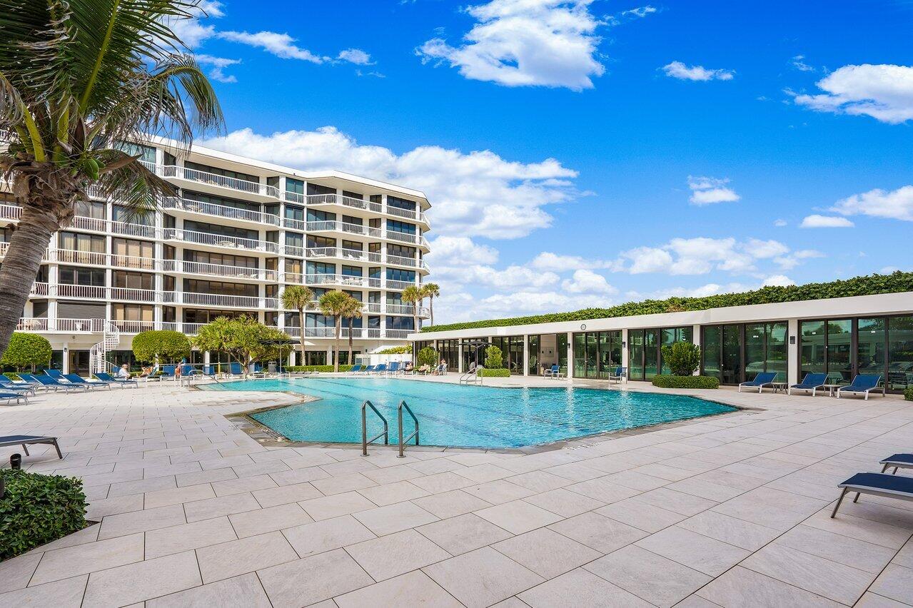 2100 Sloan's Curve - Residential